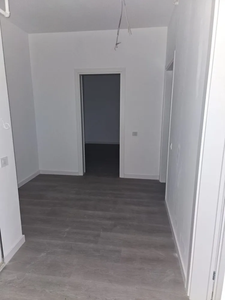 2 camere Lujerului Exigent Plaza Residence 65 mp - Apartament 2 camere Exigent Plaza Residence faza 5, finisat complet, gata de mobilat.
- metrou Lujerului 12-15 min în funcție de mers 
- etaj 11/11, fara vecini deasupra, vedere pe curtea interioară, liniște
- încălzire în pardoseală
- uși Pinum masive 
- parchet 
- sanitare instalate 
- living imens de 26 mp
- bucătărie 9 mp
- hol mare cu loc special pentru dressing
- vedere spre vest, foarte luminos
Vizionari oricând.