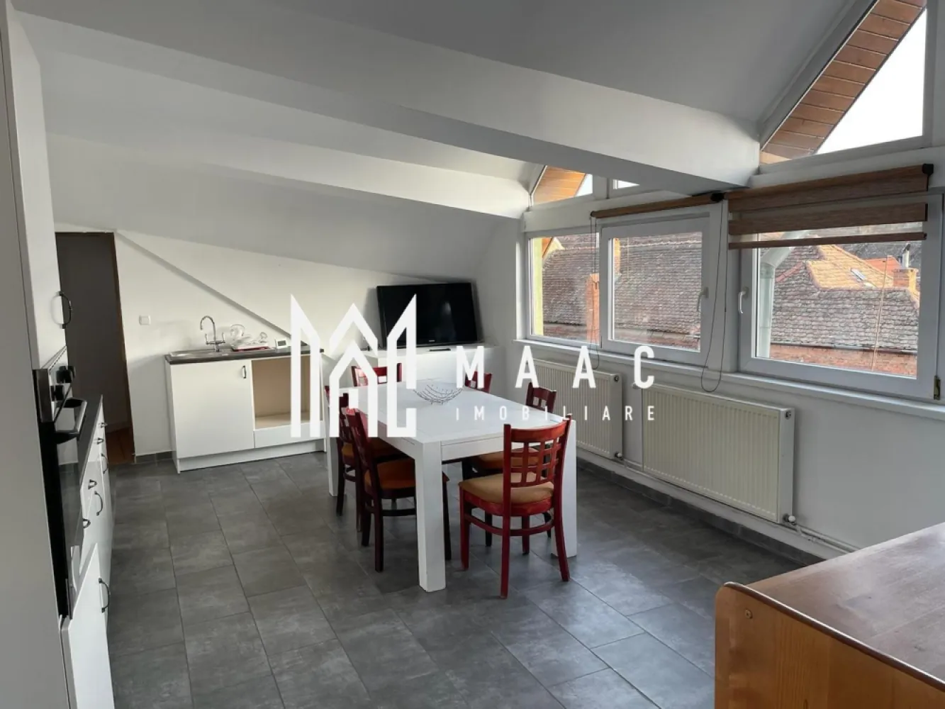 Casa individuala | P+2+M | 330 MP | Zona Centrala - MAAC Imobiliare va prezinta o casa ideală pentru investiție, în regim hotelier, închiriere pe termen lung sau locuință multifamilială. Casa este dispusă astfel: Parter, Etaj 1, Etaj 2 și Mansardă, cu aproximativ 90 mp utili pe fiecare nivel cu suprafata utila de 330 mp in zona Centrala a Sibiului. Caracteristici: Tip proprietate: Casă individuală Regim de înălțime: Parter + Etaj 1 + Etaj 2 + Mansardă Suprafață utilă: 330 mp An construcție: 2000 (extindere realizată pe fundația unei case vechi) Curte: Comună, situată în partea din spate a imobilului Compartimentare pe niveluri: Parter: 3 studiouri individuale, fiecare cu baie proprie 1 studio afectat, necesită renovare Etajul 1: Alte 3 studiouri, complet funcționale Potențial ridicat de închiriere în regim hotelier sau Airbnb Etajul 2: Living, dormitor, 2 băi Mansardă: 2 camereluminoase, 1 baie Accesul se face direct din Etajul 2, nivelurile fiind interconectate. Puncte forte ale proprietății: Amplasare centrala cu acces facil către toate punctele de interes Toate utilitățile disponibile Pentru mai multe detalii precizati telefonic ca ati vazut anuntul cu ID: CP2574850 }}