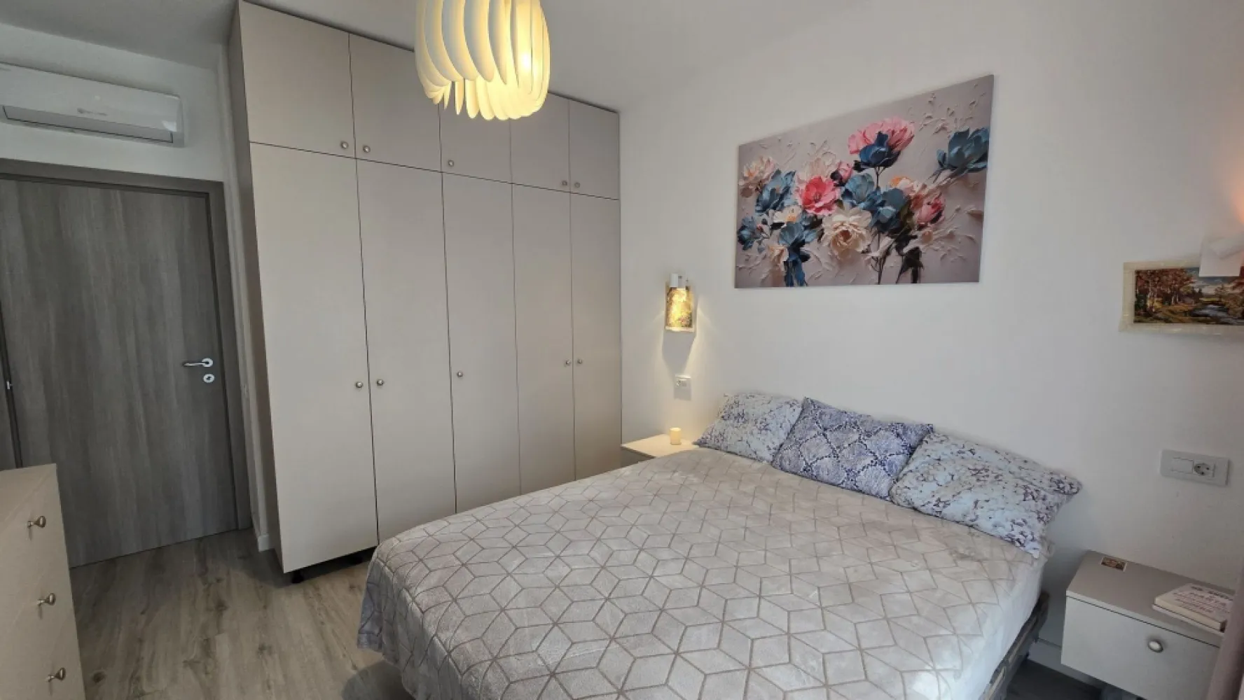 3 camere Exigent Parcul Liniei Lujerului Plaza AFI Drumul Taberei Poli - Particular ofer spre vânzare apartament cu 3 camere Complexul Exigent Plaza, faza 5, An 2024, situat la et 1/11 cu orientare pe 2 laturi, V și N și vedere liberă. Vă puteți bucura de soare si lumina atât la răsărit cat și la apus. Se vinde mobilat și utilat cu mașina de spălat rufe și vase, uscător de rufe, frigider mare, 2 unități de AC, hotă cu tiraj mare ce are diametrul de 150, traseu separat pt plita pe inducție, dus igienic la baie, parchet SPC, plase de insecte, multiple prize adăugate suplimentar față de cum a fost predat de dezvoltator, încălzire în pardoseală, gata de mutare. Metroul se afla la o distanță de circa 850 m până la stația Lujerului. Mall AFI și Plaza Mall foarte aproape, parcurile Liniei și Timișoara lipite de complex, 5 to Go la parter, Profi, Auchan, Carrefour, saloane de masaj, barbershop, epilare, etc în incinta complexului.
Se poate vinde separat de prețul apartamentului și loc de parcare dacă se dorește.
Colaborez cu agenții dar nu ofer comision.