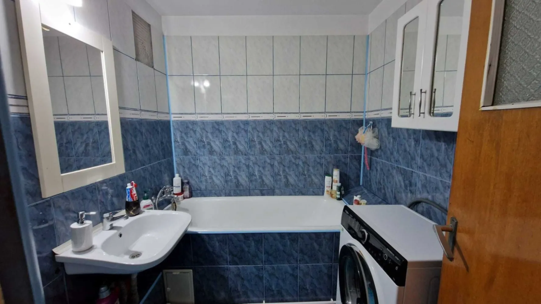 Apartament 2 Camere Decomandat - Rahova, Sector 5 - Apartament 2 Camere Decomandat – Rahova, Sector 5 - cu loc de parcare

Un apartament perfect pentru locuit sau investiție, situat într-una dintre cele mai accesibile din București – Rahova.

⸻

 Detalii principale:
 • 2 camere decomandate – spațiu bine compartimentat
 • Suprafață utilă: 53 mp
 • Etaj: 2 din 8
 • An construcție: 1980
 • Finisaje moderne | Mobilat și utilat complet
 • Centrala proprie | Racordat la toate utilitățile
 • 1 baie
! LOC DE PARCARE 
⸻

 Preț: 85.000 € (complet mobilat și utilat – gata de mutat!)

⸻

 Locație excelentă:
 • La 2 minute de stația STB
 • Aproape de Piața Rahova
 • Zonă linistită
 • Acces facil către:
 • Școli și grădinițe
 • Mijloace de transport în comun
 • Parcuri și locuri de joacă pentru copii

⸻

Modalități de achiziție:
 • Plată cash
 • Credit bancar