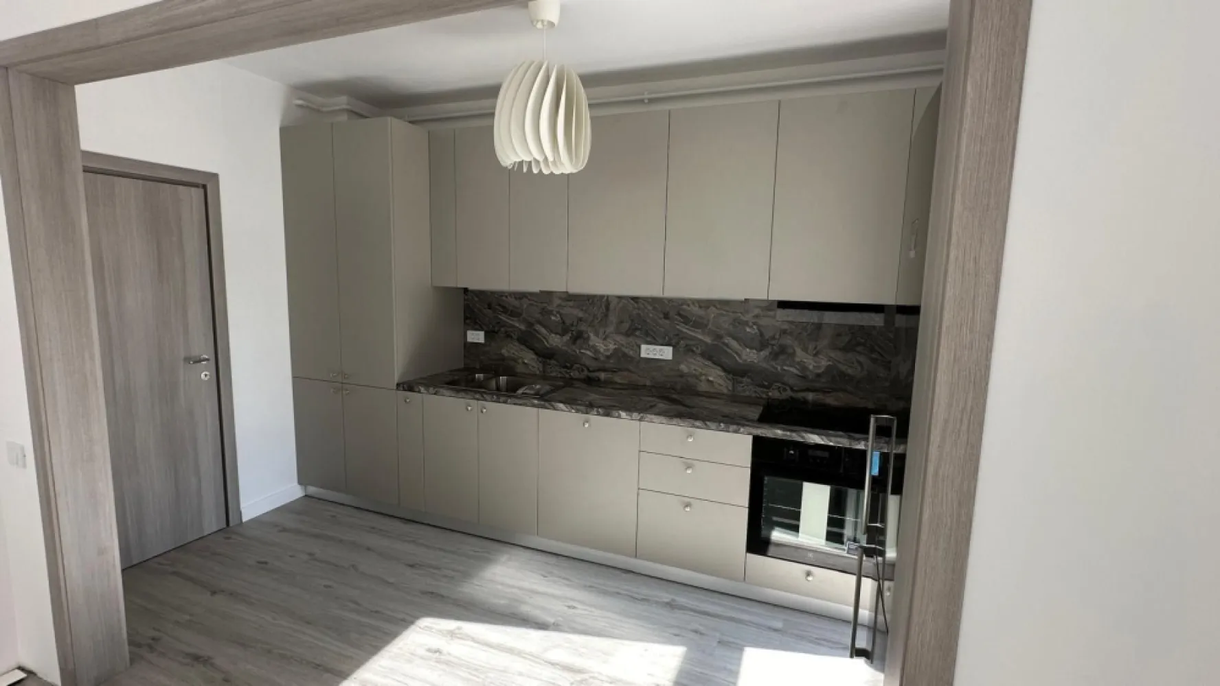 3 camere Exigent Parcul Liniei Lujerului Plaza AFI Drumul Taberei Poli - Particular ofer spre vânzare apartament cu 3 camere Complexul Exigent Plaza, faza 5, An 2024, situat la et 1/11 cu orientare pe 2 laturi, V și N și vedere liberă. Vă puteți bucura de soare si lumina atât la răsărit cat și la apus. Se vinde mobilat și utilat cu mașina de spălat rufe și vase, uscător de rufe, frigider mare, 2 unități de AC, hotă cu tiraj mare ce are diametrul de 150, traseu separat pt plita pe inducție, dus igienic la baie, parchet SPC, plase de insecte, multiple prize adăugate suplimentar față de cum a fost predat de dezvoltator, încălzire în pardoseală, gata de mutare. Metroul se afla la o distanță de circa 850 m până la stația Lujerului. Mall AFI și Plaza Mall foarte aproape, parcurile Liniei și Timișoara lipite de complex, 5 to Go la parter, Profi, Auchan, Carrefour, saloane de masaj, barbershop, epilare, etc în incinta complexului.
Se poate vinde separat de prețul apartamentului și loc de parcare dacă se dorește.
Colaborez cu agenții dar nu ofer comision.