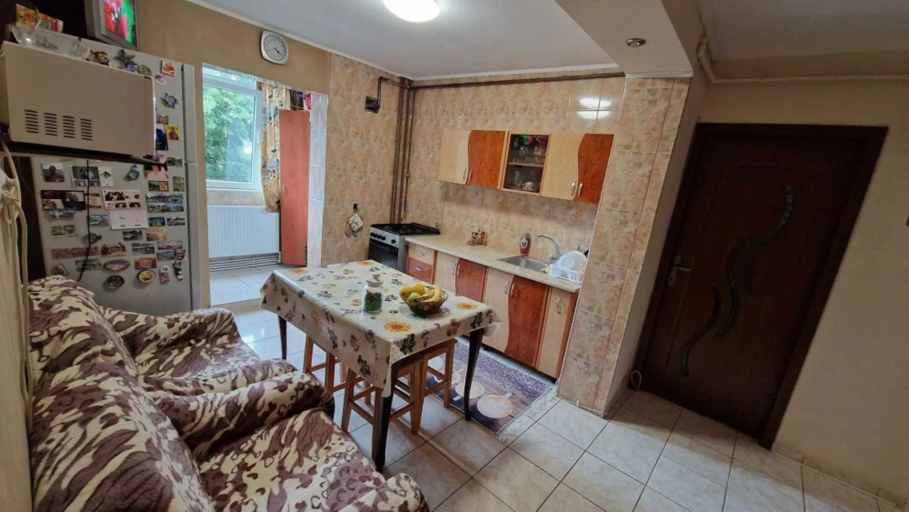 Apartament 2 Camere Decomandat - Rahova, Sector 5 - Apartament 2 Camere Decomandat – Rahova, Sector 5 - cu loc de parcare

Un apartament perfect pentru locuit sau investiție, situat într-una dintre cele mai accesibile din București – Rahova.

⸻

 Detalii principale:
 • 2 camere decomandate – spațiu bine compartimentat
 • Suprafață utilă: 53 mp
 • Etaj: 2 din 8
 • An construcție: 1980
 • Finisaje moderne | Mobilat și utilat complet
 • Centrala proprie | Racordat la toate utilitățile
 • 1 baie
! LOC DE PARCARE 
⸻

 Preț: 85.000 € (complet mobilat și utilat – gata de mutat!)

⸻

 Locație excelentă:
 • La 2 minute de stația STB
 • Aproape de Piața Rahova
 • Zonă linistită
 • Acces facil către:
 • Școli și grădinițe
 • Mijloace de transport în comun
 • Parcuri și locuri de joacă pentru copii

⸻

Modalități de achiziție:
 • Plată cash
 • Credit bancar