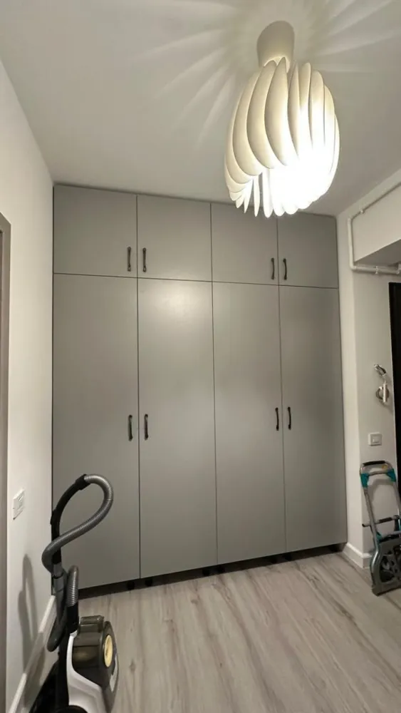 3 camere Exigent Parcul Liniei Lujerului Plaza AFI Drumul Taberei Poli - Particular ofer spre vânzare apartament cu 3 camere Complexul Exigent Plaza, faza 5, An 2024, situat la et 1/11 cu orientare pe 2 laturi, V și N și vedere liberă. Vă puteți bucura de soare si lumina atât la răsărit cat și la apus. Se vinde mobilat și utilat cu mașina de spălat rufe și vase, uscător de rufe, frigider mare, 2 unități de AC, hotă cu tiraj mare ce are diametrul de 150, traseu separat pt plita pe inducție, dus igienic la baie, parchet SPC, plase de insecte, multiple prize adăugate suplimentar față de cum a fost predat de dezvoltator, încălzire în pardoseală, gata de mutare. Metroul se afla la o distanță de circa 850 m până la stația Lujerului. Mall AFI și Plaza Mall foarte aproape, parcurile Liniei și Timișoara lipite de complex, 5 to Go la parter, Profi, Auchan, Carrefour, saloane de masaj, barbershop, epilare, etc în incinta complexului.
Se poate vinde separat de prețul apartamentului și loc de parcare dacă se dorește.
Colaborez cu agenții dar nu ofer comision.
