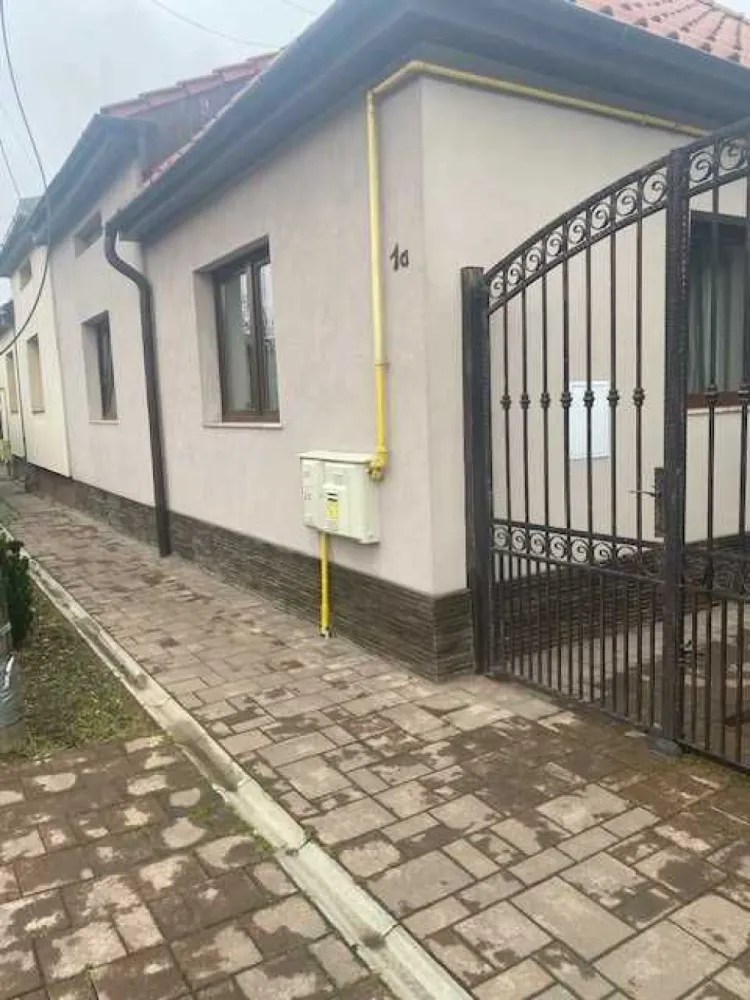 BRASADAS vinde casa tip duplex in zona Closca. - Agenția imobiliara BRASADAS vinde casa tip duplex compusa din 4 camere, 2 bucatarii, 2 bai + anexe, partial mobilat.
Rcordata la utilitati : apa, gaz, curent.
Suprafata totala 608 mp.
Www.brasadas.com.