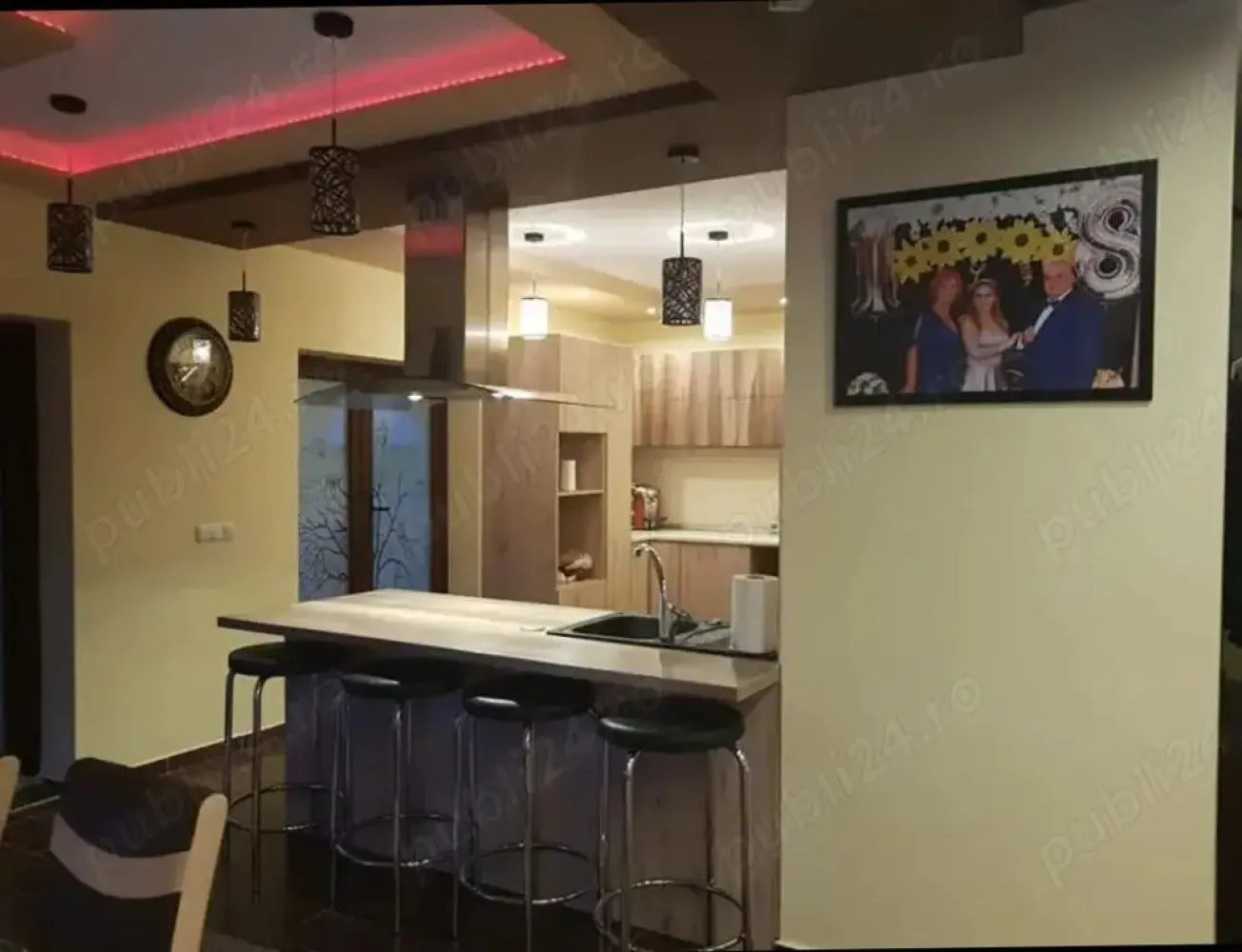 Casa de vânzare -confort, spațiu și relaxare ,Satu Mare,str Amurgului - Vă propunem spre vânzare o casă spațioasă, perfectă pentru o familie care își dorește intimitate, confort și facilități moderne, 

Detalii proprietate:

 2 dormitoare 
 2 dressinguri generoase
 2 băi la etaj
 Living primitor la parter
 Bucătărie complet utilată
 Cămară practică
 1 baie la parter
 Terasă mare de 40 mp ideală pentru relaxare în aer liber
 Garaj dublu
 Jacuzzi din fibră de sticlă
 Saună pentru momente de răsfăț și relaxare
 Curte verde loc perfect pentru grădinărit, joacă sau petrecerea timpului în natură
 Proprietatea este ideală pentru cei care vor un stil de viață modern, într-un spațiu complet funcțional.Anul construcției 2019.Teren 517 mp

 Pentru mai multe informații sau vizionare, nu ezitați să mă contactați în privat!