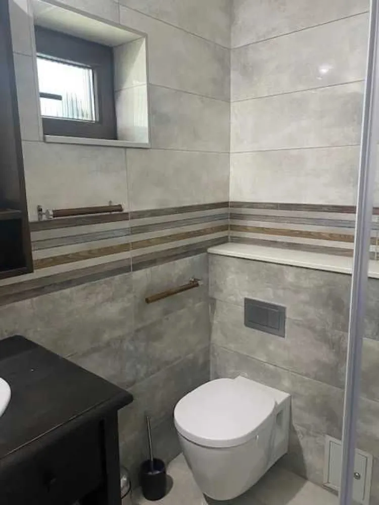 BRASADAS vinde casa tip duplex in zona Closca. - Agenția imobiliara BRASADAS vinde casa tip duplex compusa din 4 camere, 2 bucatarii, 2 bai + anexe, partial mobilat.
Rcordata la utilitati : apa, gaz, curent.
Suprafata totala 608 mp.
Www.brasadas.com.