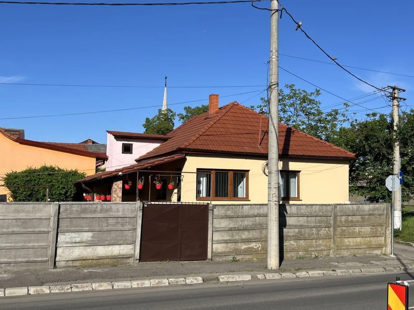 BRASADAS vinde 2 case cu teren 7 ari în zona CENTRALA. - Agenția imobiliara BRASADAS vinde 2 case cu teren aferent de 700mp.in zona CENTRALA. cu toate utilitățile.
Nr Top separate.
www.brasadas.com.