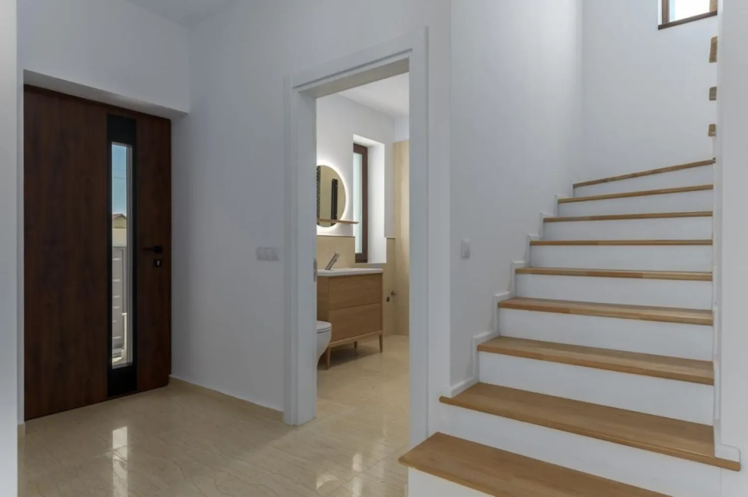 Balotesti vila P+1, 315 mp, teren 700 - Vila P+1, 315 mp, teren 700 mp. Vila eleganta, cu arhitectura moderna si spatii generoase pentru o familie activa ce doreste confort. Curte complet amenajata, terasa si alei placate cu granit, sistem automatizat de irigatii, pompa de caldura si sistem fotovoltaic performant. Interior luminos, living spatios, 3 dormitoare si 3 bai. Incalzirea in pardoseala cu reglaj zonal, inclusiv in bai, izolatia de calitate, garanteaza un consum minim de energie, casa indeplinind cel mai inalt standard de eficienta energetica nZeb. Comision 0%. Posibilitate mutare imediata

1. Suprafata teren 700 mp
2. Suprafata construita 315 mp
3. Structura P+1 + pod 90 mp
4. Terasa exterioara placata cu granit 35 mp
5. Balcon 10 mp
6. Scara interioara placata cu lemn masiv ( stejar )
7. Bai placate cu marmura
8. Incalzire in pardoseala
9. Pompa de caldura Immergas hibrid 12 kw + 24 kw centrala termica ( Immergas Magis Combo V2) 
10. Instalatie fotovoltaica hibrida trifazata cu o putere de 8 kw
11. Geamuri tripan tamplarie Salamander cu 6 camere de izolare termica si garnituri triple
12. Statie de filtrare si dedurizare a apei
13. Usa intrare aluminiu cu grosime de 92 mm si pachet geam fumuriu 4 camere. 
14. Incuietoare in 5 puncte WINKHAUS cu functie zi/noapte
15. Doua locuri de parcare auto cu sistem automat de deschidere /inchidere a portii de acces auto
16. Teren 700 mp complet amenajat cu plante si gazon. Prevazut cu sistem automat de irigat si aspersoare subterane