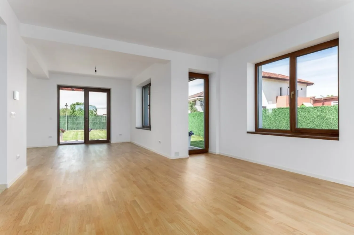 Balotesti vila P+1, 315 mp, teren 700 - Vila P+1, 315 mp, teren 700 mp. Vila eleganta, cu arhitectura moderna si spatii generoase pentru o familie activa ce doreste confort. Curte complet amenajata, terasa si alei placate cu granit, sistem automatizat de irigatii, pompa de caldura si sistem fotovoltaic performant. Interior luminos, living spatios, 3 dormitoare si 3 bai. Incalzirea in pardoseala cu reglaj zonal, inclusiv in bai, izolatia de calitate, garanteaza un consum minim de energie, casa indeplinind cel mai inalt standard de eficienta energetica nZeb. Comision 0%. Posibilitate mutare imediata

1. Suprafata teren 700 mp
2. Suprafata construita 315 mp
3. Structura P+1 + pod 90 mp
4. Terasa exterioara placata cu granit 35 mp
5. Balcon 10 mp
6. Scara interioara placata cu lemn masiv ( stejar )
7. Bai placate cu marmura
8. Incalzire in pardoseala
9. Pompa de caldura Immergas hibrid 12 kw + 24 kw centrala termica ( Immergas Magis Combo V2) 
10. Instalatie fotovoltaica hibrida trifazata cu o putere de 8 kw
11. Geamuri tripan tamplarie Salamander cu 6 camere de izolare termica si garnituri triple
12. Statie de filtrare si dedurizare a apei
13. Usa intrare aluminiu cu grosime de 92 mm si pachet geam fumuriu 4 camere. 
14. Incuietoare in 5 puncte WINKHAUS cu functie zi/noapte
15. Doua locuri de parcare auto cu sistem automat de deschidere /inchidere a portii de acces auto
16. Teren 700 mp complet amenajat cu plante si gazon. Prevazut cu sistem automat de irigat si aspersoare subterane