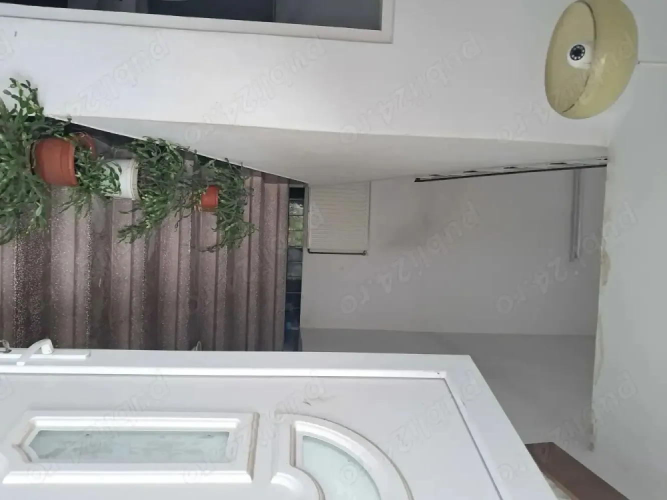 Casă de vânzare - Vand casă,P+2,de 180m2pe teren de 410m2, solida ,spatioasa,in zona 14 Mai ,ideală ptr o familie numeroasa, birouri sau investitie.Este situata într-o zona liniștită,in apropiere de magazine,scoli,grădinițe, gara și mijloacele de transport în comun. In urma cu 5 ani ,a fost izolata termic, schimbat acoperișul, centrala termica, geamurile si usile.In curte,se afla o anexa care poate fi tranformata in locuinta separata, studio sau birou.La nivelul P se găsesc:1garaj și mai multe incaperi cu diferite utilizari tehnice .Ptr mai multe informatii, vă stau la dispoziție.