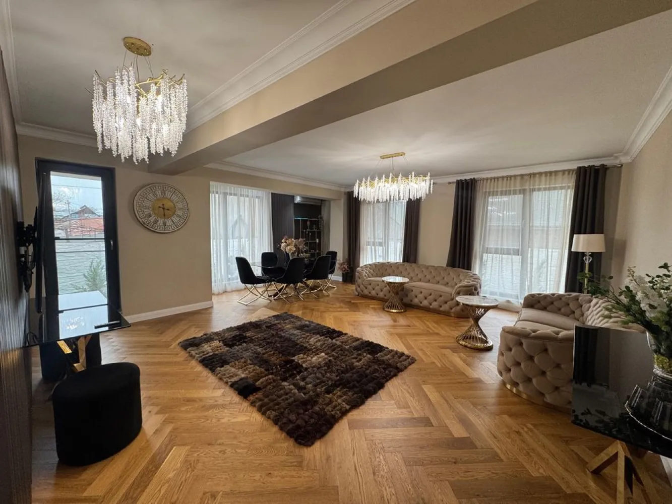 Apartament 3 Camere Parter 111mp utili + 160mp curte Baneasa-Aviatiei - Proprietar - COMISION 0%

Vând Apartament 3 Camere Situat la Parter
Suprafață utilă : 111.8 mp utili + 4.8mp utili Balcon ( Curte de lumină ) + 160mp Curte 

1. Hol : 9.2mp
2. Baie : 4.6mp
3. Dormitor matrimonial : 18.7mp
4. Baie : 7.60mp
5. Living : 40mp
6. Bucătărie : 10.6mp
7. Dormitor : 21mp

Zona Băneasa - Sectorul 1

Imobilul este situat pe Strada Simeria 4

Apartamentul dispune de finisaje de calitate superioară și o compartimentare eficienta.

Apartamentul beneficiază de următoarele caracteristici :
Finisaje premium, Tâmplărie VEKA, parchet de lemn natural lipit, gresie și faianță moderne.
Încălzire în Pardoseală TECE
Centrală Proprie Viesmann 
Bucătărie complet mobilată
Balcon : 4.8mp utili 

Zona: Transport public, Centre comerciale ( Metav ) , Parcul Herastrau , zona Băneasa oferă acces rapid către aeroport, centrele de afaceri și școli.

Apartamentul este ideal pentru o familie, dar și pentru cei care doresc să investească într-o proprietate cu un potențial ridicat de închiriere.

Prețul este de 390.000 + TVA iar locul de parcare subteran este 15.000€ + TVA

Pentru mai multe informații sau pentru a programa o vizionare,nu ezitați să mă contactați.
Mai sunt disponibile apartamente cu 3 și 4 camere.