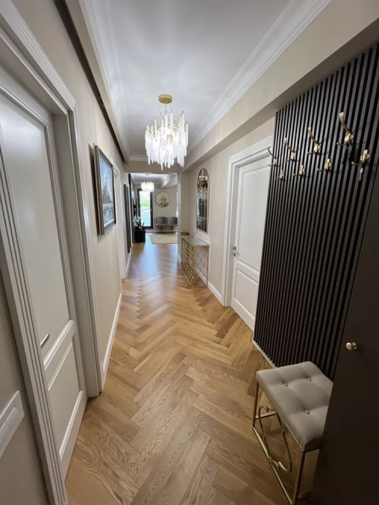Apartament 3 Camere Parter 111mp utili + 160mp curte Baneasa-Aviatiei - Proprietar - COMISION 0%

Vând Apartament 3 Camere Situat la Parter
Suprafață utilă : 111.8 mp utili + 4.8mp utili Balcon ( Curte de lumină ) + 160mp Curte 

1. Hol : 9.2mp
2. Baie : 4.6mp
3. Dormitor matrimonial : 18.7mp
4. Baie : 7.60mp
5. Living : 40mp
6. Bucătărie : 10.6mp
7. Dormitor : 21mp

Zona Băneasa - Sectorul 1

Imobilul este situat pe Strada Simeria 4

Apartamentul dispune de finisaje de calitate superioară și o compartimentare eficienta.

Apartamentul beneficiază de următoarele caracteristici :
Finisaje premium, Tâmplărie VEKA, parchet de lemn natural lipit, gresie și faianță moderne.
Încălzire în Pardoseală TECE
Centrală Proprie Viesmann 
Bucătărie complet mobilată
Balcon : 4.8mp utili 

Zona: Transport public, Centre comerciale ( Metav ) , Parcul Herastrau , zona Băneasa oferă acces rapid către aeroport, centrele de afaceri și școli.

Apartamentul este ideal pentru o familie, dar și pentru cei care doresc să investească într-o proprietate cu un potențial ridicat de închiriere.

Prețul este de 390.000 + TVA iar locul de parcare subteran este 15.000€ + TVA

Pentru mai multe informații sau pentru a programa o vizionare,nu ezitați să mă contactați.
Mai sunt disponibile apartamente cu 3 și 4 camere.
