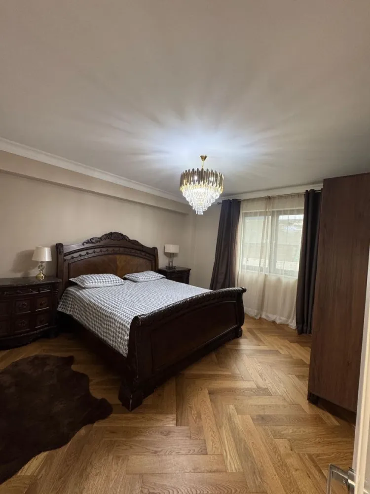 Apartament 3 Camere Parter 111mp utili + 160mp curte Baneasa-Aviatiei - Proprietar - COMISION 0%

Vând Apartament 3 Camere Situat la Parter
Suprafață utilă : 111.8 mp utili + 4.8mp utili Balcon ( Curte de lumină ) + 160mp Curte 

1. Hol : 9.2mp
2. Baie : 4.6mp
3. Dormitor matrimonial : 18.7mp
4. Baie : 7.60mp
5. Living : 40mp
6. Bucătărie : 10.6mp
7. Dormitor : 21mp

Zona Băneasa - Sectorul 1

Imobilul este situat pe Strada Simeria 4

Apartamentul dispune de finisaje de calitate superioară și o compartimentare eficienta.

Apartamentul beneficiază de următoarele caracteristici :
Finisaje premium, Tâmplărie VEKA, parchet de lemn natural lipit, gresie și faianță moderne.
Încălzire în Pardoseală TECE
Centrală Proprie Viesmann 
Bucătărie complet mobilată
Balcon : 4.8mp utili 

Zona: Transport public, Centre comerciale ( Metav ) , Parcul Herastrau , zona Băneasa oferă acces rapid către aeroport, centrele de afaceri și școli.

Apartamentul este ideal pentru o familie, dar și pentru cei care doresc să investească într-o proprietate cu un potențial ridicat de închiriere.

Prețul este de 390.000 + TVA iar locul de parcare subteran este 15.000€ + TVA

Pentru mai multe informații sau pentru a programa o vizionare,nu ezitați să mă contactați.
Mai sunt disponibile apartamente cu 3 și 4 camere.