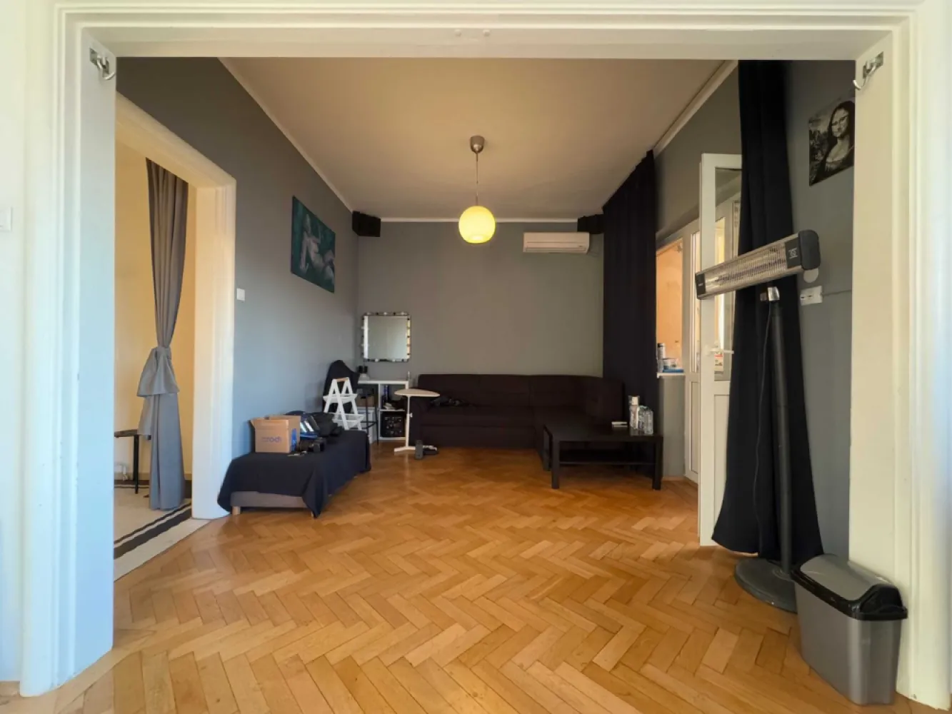 Apartament cu 2 camere, P-ta Amzei, bloc consolidat, direct proprietar - Direct proprietar – fără comision. Apartament cu 2 camere situat la etajul 4 din 6 într-un imobil interbelic aflat chiar în inima orașului, zona Piata Amzei, la doar 4 minute de mers pe jos de metrou Romană. 

Video prezentare : www.youtube.com/watch?v=EnGPb0pHIgg

Blocul a fost consolidat in proportie de 75%, dar nu s-au finalizat la momentul respectiv lucrarile si in continuare este inscris pe listele AMCCRS cu risc seismic si consolidat partial. Proiectul de consolidare a presupus o camasuire cu beton armat prin curtile interioare pentru a rigidiza blocul din interior spre exterior, refacerea stalpilor de rezistenta si subzidirea. Cei 25% ramasi reprezinta fatada imobilului si 2 stalpi de rezistenta neterminati care sunt intr-o alta scara care nu are legatura cu apartamentul acesta.

* Detalii apartament:
• 2 camere tip vagon (momentan open-space – ușor de recompartimentat, ofer glasvandul original care despartea initial camerele)
• Suprafață utilă generoasă a spatiului principal (aproximativ 8 x 4.5 m) - ideal pentru cabinet, salon, birou, studio, etc.
• Înălțime generoasa de 3,2 m – specifică imobilelor interbelice
• Vedere deschisă spre Piața Amzei, orientare vestică – lumină naturală din plin pe tot parcursul zilei
• Parchet reconditionat și tocuri originale din 1935
• Baie foarte spațioasă, cu zonă de dressing/depozitare integrată
• Balcon închis, transformat în chicinetă
• Vestibul la intrare, cu mozaic original
• Boxă mare, comună, la subsol – poate fi compartimentată

* Încălzire:
Apartamentul este debranșat momentan, dar se poate:
• reconecta la sistemul de încălzire al blocului (cu 2 centrale proprii active)
• instala centrală proprie – tevi de gaze individuale trase în 2024, avizabil rapid

Preț: 93.500 EUR.

Vânzare directă, ofer toate detaliile suplimentare și documentele proiectului la cerere.