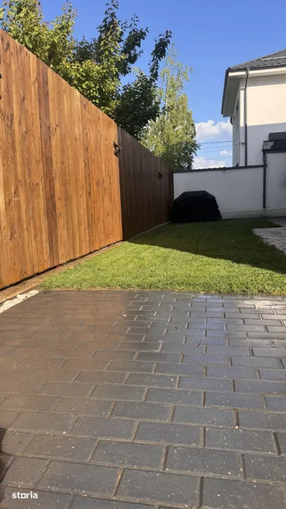 Casa tip duplex P+1+M - Casă modernă tip duplex situată în Mogoșoaia, zona Livadă – o locație liniștită, ideală pentru familii, aflată în apropiere de pădurea și parcul Mogoșoaia, dar și de mijloace de transport în comun. Locuința a fost construită în 2019 și se prezintă într-o stare excelentă, fiind pregătită pentru mutare imediată. Este ideală pentru cei care caută liniște, aer curat și un spațiu bine compartimentat aproape de București. Nu ratați ocazia de a locui într-o zonă verde, cu acces rapid către oraș, dar suficient de retrasă pentru a vă bucura de liniște și confort! Casa este dispusa pe P+1+M si are o suprafata utila de 165 mp. La parter se afla living-ul,bucataria open space cu zona de luat masa,baie si terasa. La etaj se afla doua dormitoare cu bai proprii, spalatorie/uscatorie si balcon. Mansarda este compusa dintr-un dormitor,o baie si un spatiu pt depozitare. Suprafata teren :200mp Casa se vinde complet finisata. Utilitati generale : curent,apa,gaz,catv climatizare: aer conditionat acces internet: wireless Dotari/finisaje sistem incalzire:centrala proprie,calorifere. usi interior:lemn usa exterior:metalica ferestre:pvc cu geam tripan podele:gresie,parchet trepte scara:placaj lemn stratificat diverse:telecomanda poarta acces auto,videointerfon,camere supraveghere,gazon,curte proprie amenajare strazi:asfaltate mijloace de transport iluminat stradal disponibilitate:da