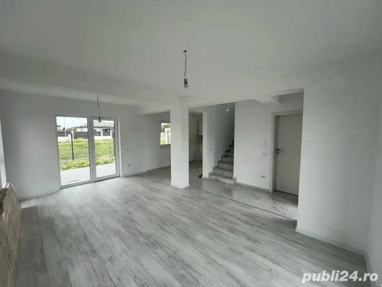 vila comuna berceni 4 camere - Casă de vânzare Comuna Berceni

Proprietate cu suprafață utilă de 105 mp, situată pe un teren de 300 mp, ideală pentru o familie care își dorește confort și compartimentare eficientă.

Detalii:

Încălzire în pardoseală

Tâmplărie Salamander 3 camere

3 dormitoare

2 băi

Living generos

Bucătărie separată

Locuință construită pentru un stil de viață modern, într-o zonă liniștită din Comuna Berceni, aproape de facilități esențiale.