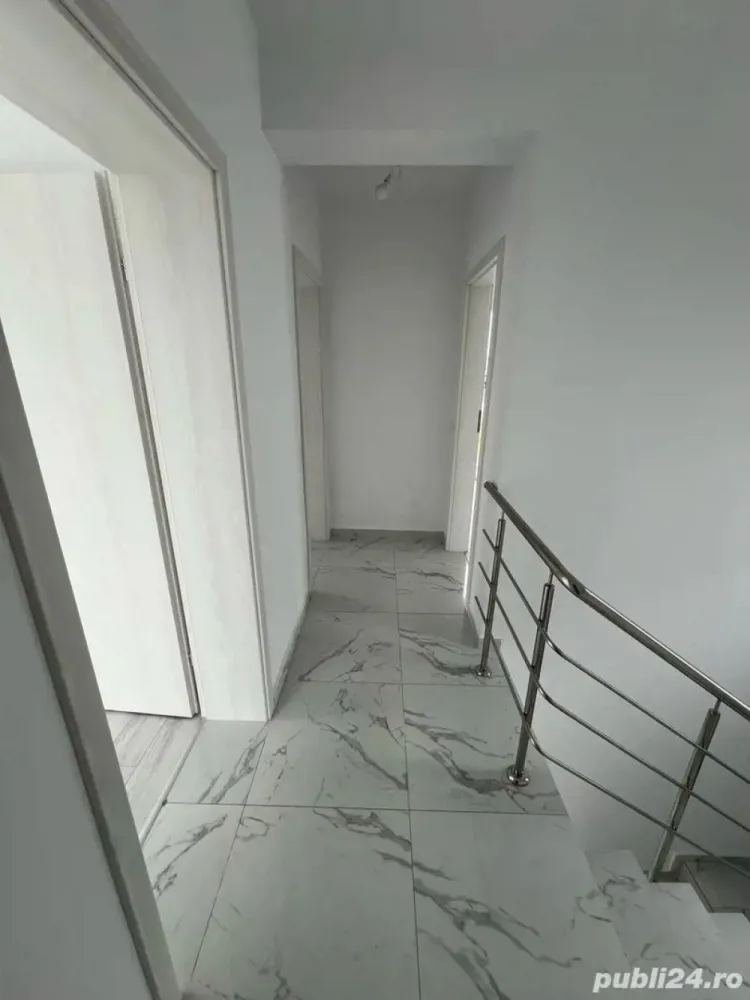 vila comuna berceni 4 camere - Casă de vânzare Comuna Berceni

Proprietate cu suprafață utilă de 105 mp, situată pe un teren de 300 mp, ideală pentru o familie care își dorește confort și compartimentare eficientă.

Detalii:

Încălzire în pardoseală

Tâmplărie Salamander 3 camere

3 dormitoare

2 băi

Living generos

Bucătărie separată

Locuință construită pentru un stil de viață modern, într-o zonă liniștită din Comuna Berceni, aproape de facilități esențiale.