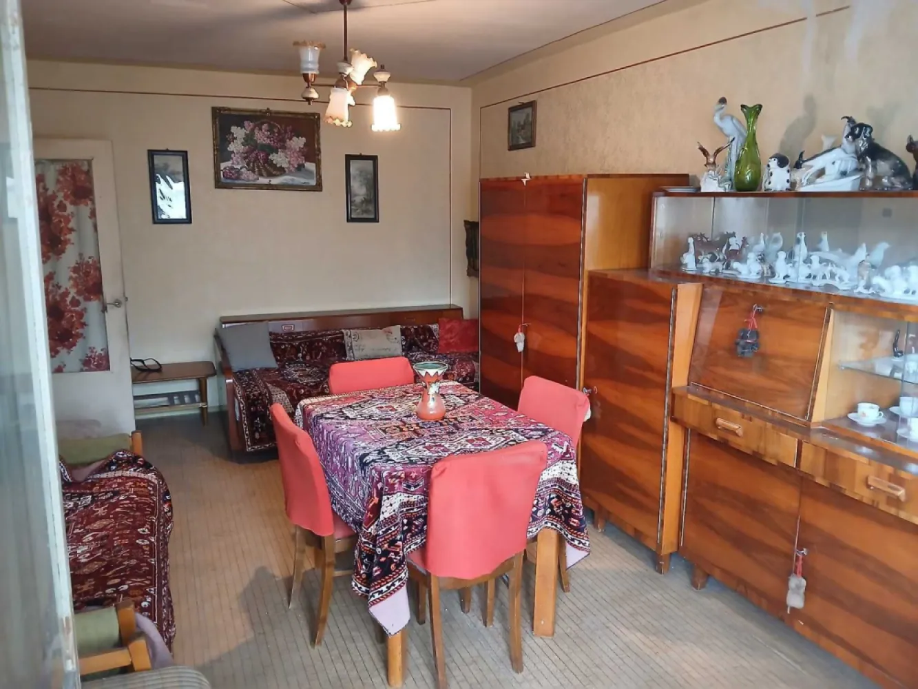 BRASADAS vinde Ap 2 cam 49mp et 4/4 Plopilor - Cluj - BRASADAS vinde apartament cu 2 camere pe strada Plopilor Nr 69. Apartamentul este situat la etajul 4 din 4. Se afla aproape de mijloace de transport in comun. Parcare publica in fata blocului. Pretul este NEGOCIABIL.

Apartamentul dispune de o suprafata utila de 49mp plus 2 balcoane astfel ajungand in total la o suprafata de 57 mp. Apartamentul este decomandat iar compartimentarea este astfel:

Camera Mare: 17.82 mp
Camera Mica: 11.63 mp
Bucatarie: 10 mp
Baie: 3.92 mp
Hol: 5.17 mp
Balcon camera mare: 4.53 mp
Balcon camera mica: 4.45 mp

Apartamentul necesita renovare. Acoperisul si blocul au fost izolat recent.

Pentru mai multe informatii sau programarea unei vizionari nu ezitati sa ne contactati.