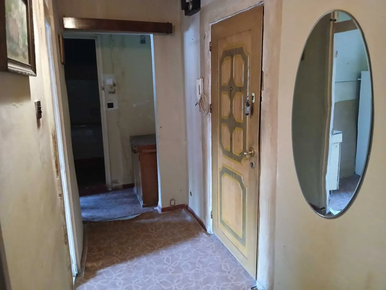 BRASADAS vinde Ap 2 cam 49mp et 4/4 Plopilor - Cluj - BRASADAS vinde apartament cu 2 camere pe strada Plopilor Nr 69. Apartamentul este situat la etajul 4 din 4. Se afla aproape de mijloace de transport in comun. Parcare publica in fata blocului. Pretul este NEGOCIABIL.

Apartamentul dispune de o suprafata utila de 49mp plus 2 balcoane astfel ajungand in total la o suprafata de 57 mp. Apartamentul este decomandat iar compartimentarea este astfel:

Camera Mare: 17.82 mp
Camera Mica: 11.63 mp
Bucatarie: 10 mp
Baie: 3.92 mp
Hol: 5.17 mp
Balcon camera mare: 4.53 mp
Balcon camera mica: 4.45 mp

Apartamentul necesita renovare. Acoperisul si blocul au fost izolat recent.

Pentru mai multe informatii sau programarea unei vizionari nu ezitati sa ne contactati.