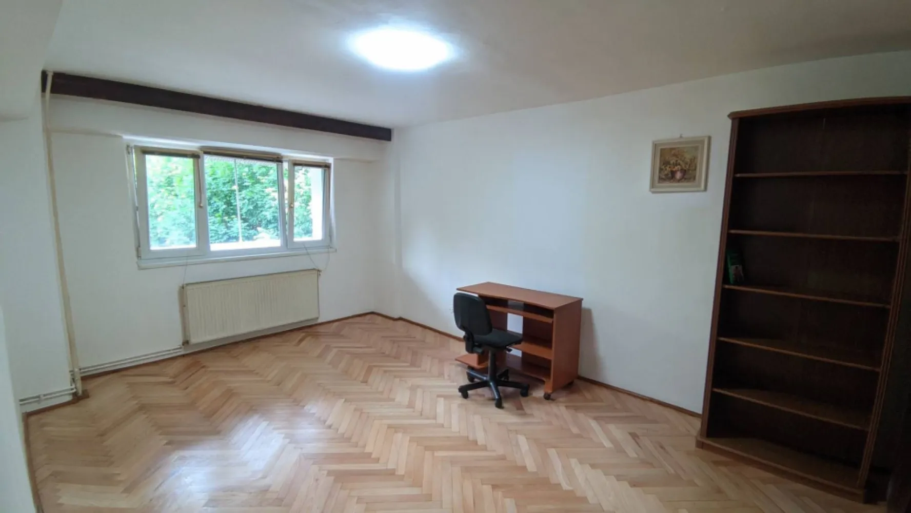 BRASADAS vinde ap 2 cam 62mp et 1/6 Dorobantilor. - Agentia imobiliara BRASADAS vinde apart 2 camere decomandate, Calea Dorobantilor, zona FSPAC, etaj 1/6. 
Apartamentul este compus din: living, dormitor, bucatarie, hol, baie,debara,camara, balcon. Suprafata 62 m.p.+balcon 12 m.p. 
O camera este mobilata clasic, ambele camere au pardoseala din parchet din lemn masiv, bucataria utilata, baia si balconul au pardoseala din gresie. Apartamentul este dotat cu geamuri termopan, centrala termica, izolatie exterioara PLUS parcare cu copertina.