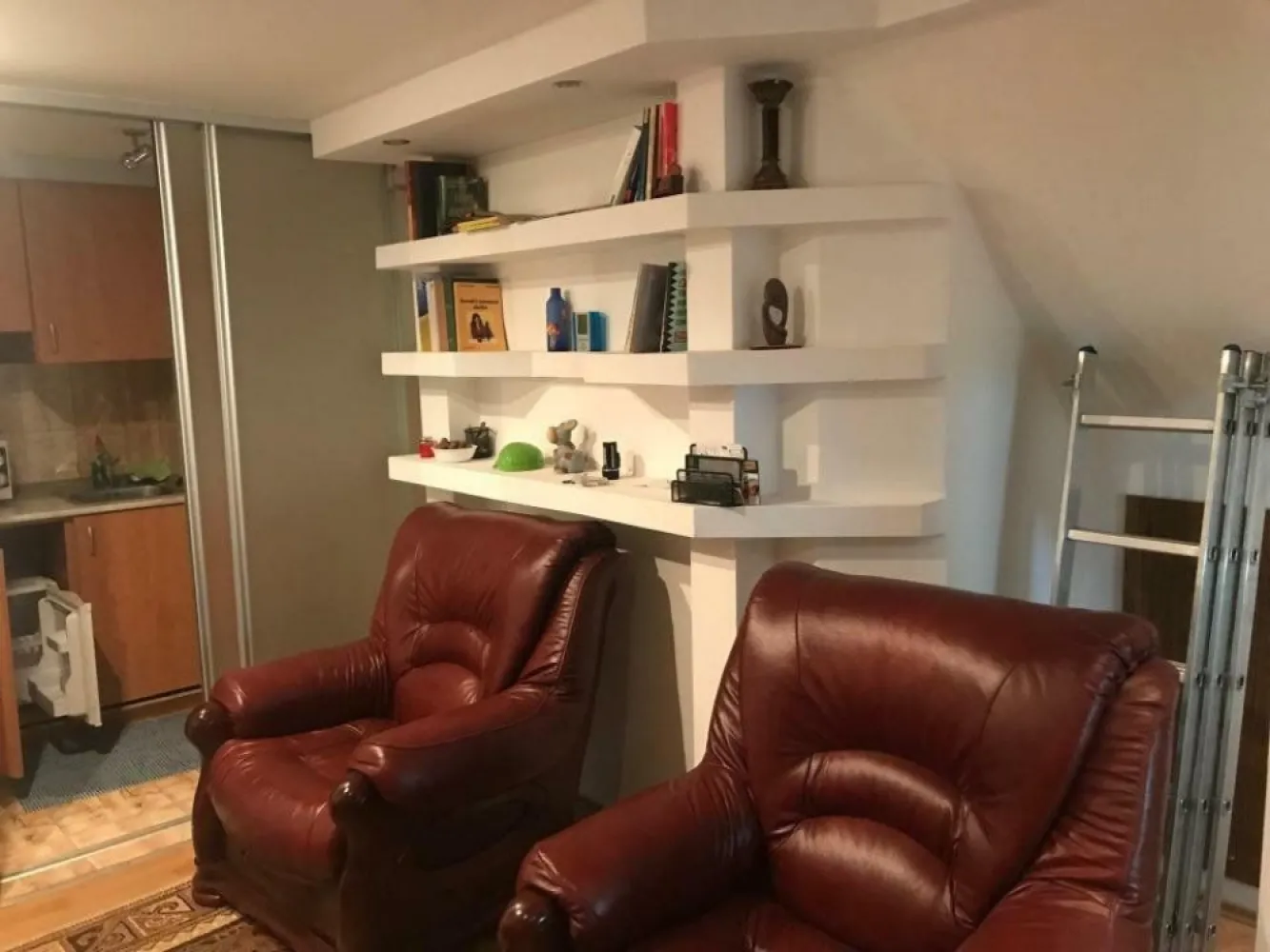 BRASADAS vinde Ap 2 cam 37mp, Parter, Ultracentral - Cluj - Apartament la parter, in cladire istorica, inalta cu etaj, vis-a-vis de cladirea centrala UBB si Facultatea se Studii Europene. Situat in curte interioara. Suprafata parter 20mp, si totala aprox. 37mp. Apartamentul este compus din living, chichineta, baie la parter iar sus (a fost impartit fiind cu inaltime ridicata) un hol mic si dormitor.
Detine si o pivnita/boxa pentru depozitare.
Se poate vinde complet mobilat. A fost utilizat anterior atat ca si birou cat si ca locuinta.