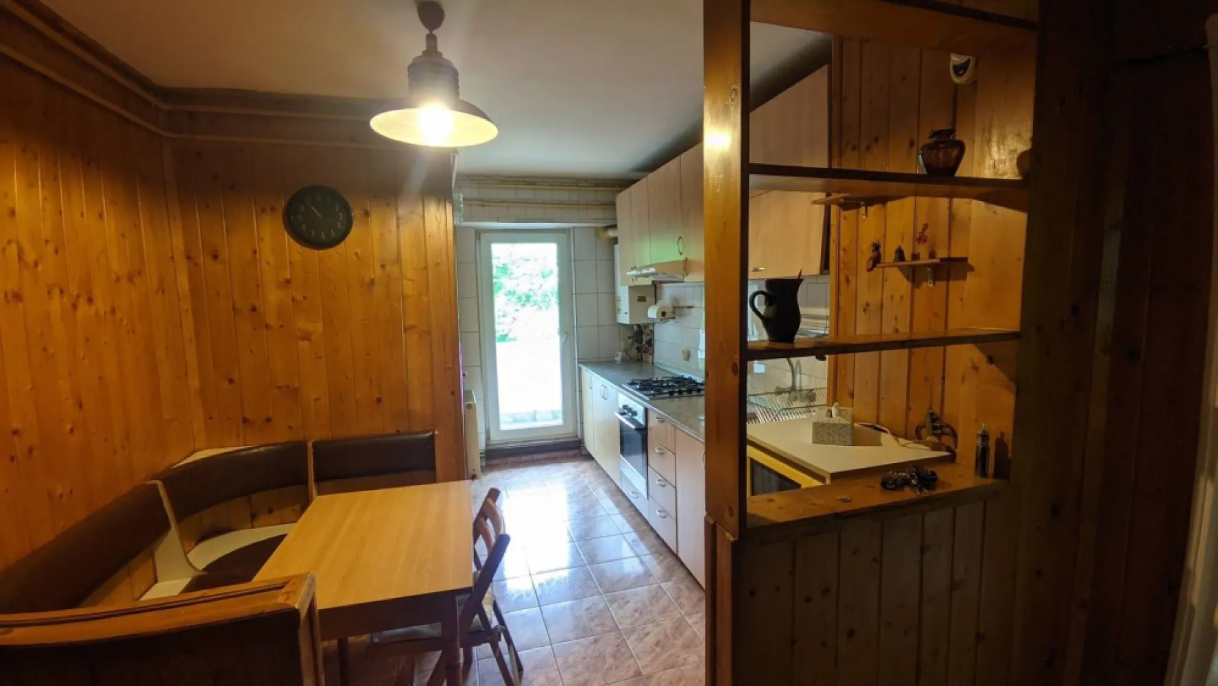 BRASADAS vinde ap 2 cam 62mp et 1/6 Dorobantilor. - Agentia imobiliara BRASADAS vinde apart 2 camere decomandate, Calea Dorobantilor, zona FSPAC, etaj 1/6. 
Apartamentul este compus din: living, dormitor, bucatarie, hol, baie,debara,camara, balcon. Suprafata 62 m.p.+balcon 12 m.p. 
O camera este mobilata clasic, ambele camere au pardoseala din parchet din lemn masiv, bucataria utilata, baia si balconul au pardoseala din gresie. Apartamentul este dotat cu geamuri termopan, centrala termica, izolatie exterioara PLUS parcare cu copertina.