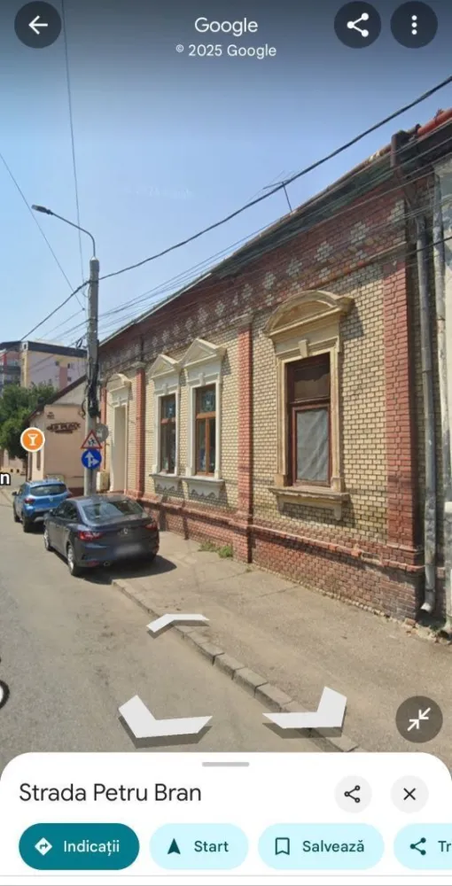 Casă de Vânzare Centru - Satu Mare - Casă de vânzare în centrul orașului, cu posibilitate de transformare în spațiu comercial. O oportunitate excelentă pentru afacere sau investiție. Vad comercial foarte bun și poziționare avantajoasă.
