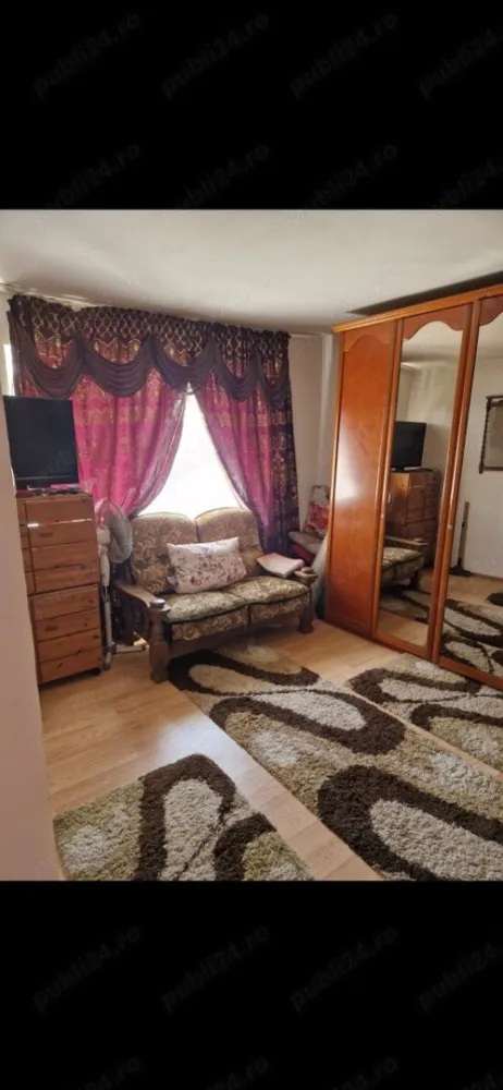 De vanzare casa în Terebesti - Vând casa în Terebesti, iesirea spre Ghilvaci. Casa are 214 metri pătrați și un total de 20 de arii.casa se vine mobilata .Compusa din 3 dormitoare, 2 bai,hol,camara alimente, plus o camera cu întrare separata plus camara de lemne și 5 cotete. Racordat la apa +canalizare ,curent și curand va fii gaz pt cine va dori sa îl lege,noi folosim lemne pt încălzire.cei interesati va rog sa sunați la nr tel . Distanta de la satu mare este de 24 km,in sat aveti 2 magazine, primarie, dispensar, farmacie, teren de tenis ,vulcanizare și transport public. Pretul este în euro