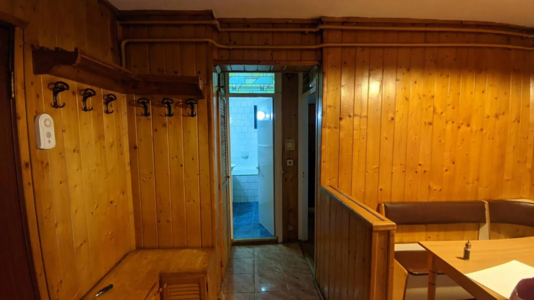 BRASADAS vinde ap 2 cam 62mp et 1/6 Dorobantilor. - Agentia imobiliara BRASADAS vinde apart 2 camere decomandate, Calea Dorobantilor, zona FSPAC, etaj 1/6. 
Apartamentul este compus din: living, dormitor, bucatarie, hol, baie,debara,camara, balcon. Suprafata 62 m.p.+balcon 12 m.p. 
O camera este mobilata clasic, ambele camere au pardoseala din parchet din lemn masiv, bucataria utilata, baia si balconul au pardoseala din gresie. Apartamentul este dotat cu geamuri termopan, centrala termica, izolatie exterioara PLUS parcare cu copertina.