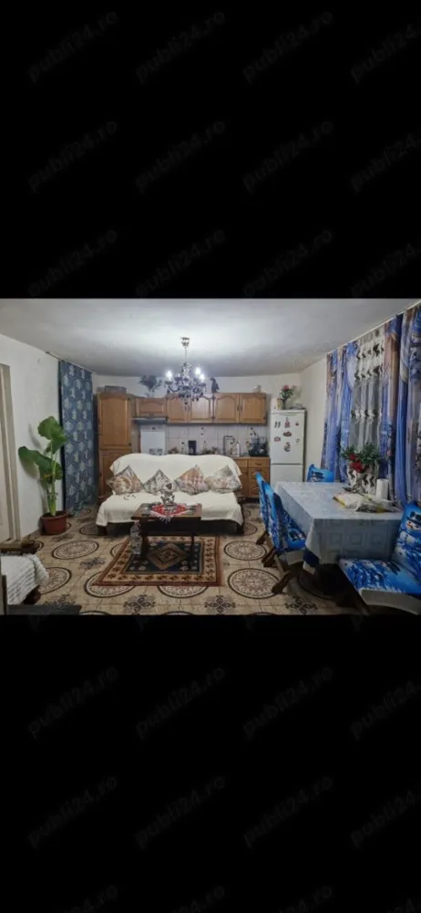 De vanzare casa în Terebesti - Vând casa în Terebesti, iesirea spre Ghilvaci. Casa are 214 metri pătrați și un total de 20 de arii.casa se vine mobilata .Compusa din 3 dormitoare, 2 bai,hol,camara alimente, plus o camera cu întrare separata plus camara de lemne și 5 cotete. Racordat la apa +canalizare ,curent și curand va fii gaz pt cine va dori sa îl lege,noi folosim lemne pt încălzire.cei interesati va rog sa sunați la nr tel . Distanta de la satu mare este de 24 km,in sat aveti 2 magazine, primarie, dispensar, farmacie, teren de tenis ,vulcanizare și transport public. Pretul este în euro