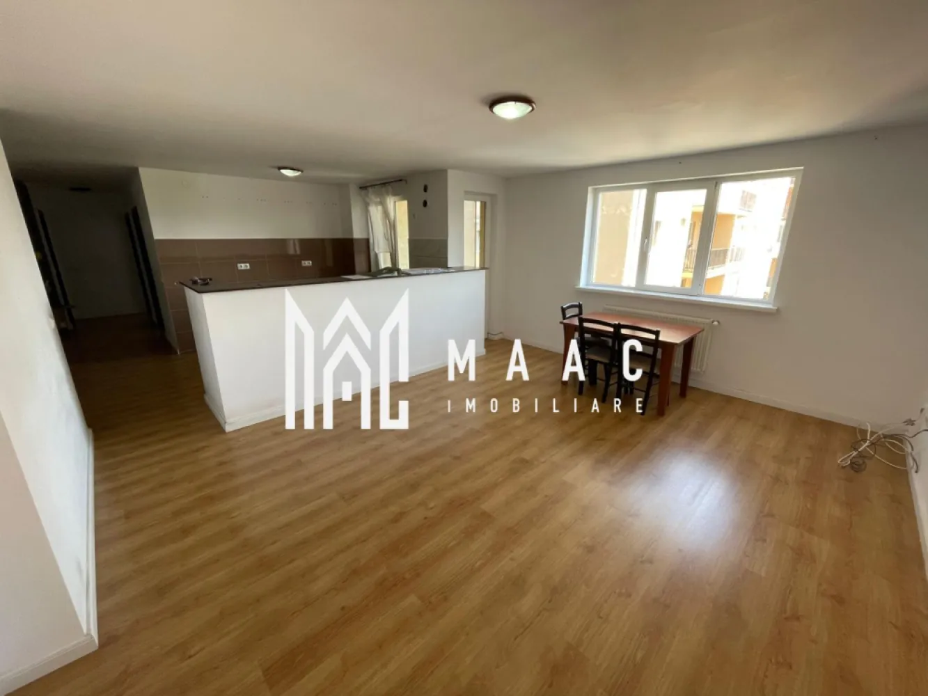 BLACK FRIDAY I Apartament 3 camere | 82 mp | Etaj 2 | Aleea Streiu - BLACK FRIDAY - Profită de cea mai bună perioadă din an pentru a deveni proprietar! Reducere de 5.000 euro Pret vechi - 143.500 euro Pret promotional - 138.500 euro MAAC Imobiliare propune spre vânzare un apartament spațios cu 3 camere, situat pe Aleea Streiu, la etajul 2 din 5, într-o zonă ideală pentru familii – aproape de grădinițe, școli, licee, magazine, farmacii și toate punctele de interes ale orașului. Detalii apartament: Suprafață utilă: 82 mp Compartimentare: decomandat Etaj: 2/5 Camere: 2 dormitoare + living Bucătărie: open-space, cu posibilitate de închidere Baie: 1 baie generoasă, dotată atât cu cadă, cât și cu cabină de duș, și geam de aerisire Aer condiționat Se vinde semimobilat Avantaje: Localizare excelentă: în apropierea grădiniței, școlii și liceului Acces facil la supermarketuri, farmacii și mijloace de transport Ideal pentru familii sau investiție în închiriere Bloc cu regim mic de înălțime – 5 etaje Spațiu generos și compartimentare practică. Pentru mai multe detalii și pentru a programa o vizionare, menționați ID-ul CP2574749 în apelul telefonic. }}