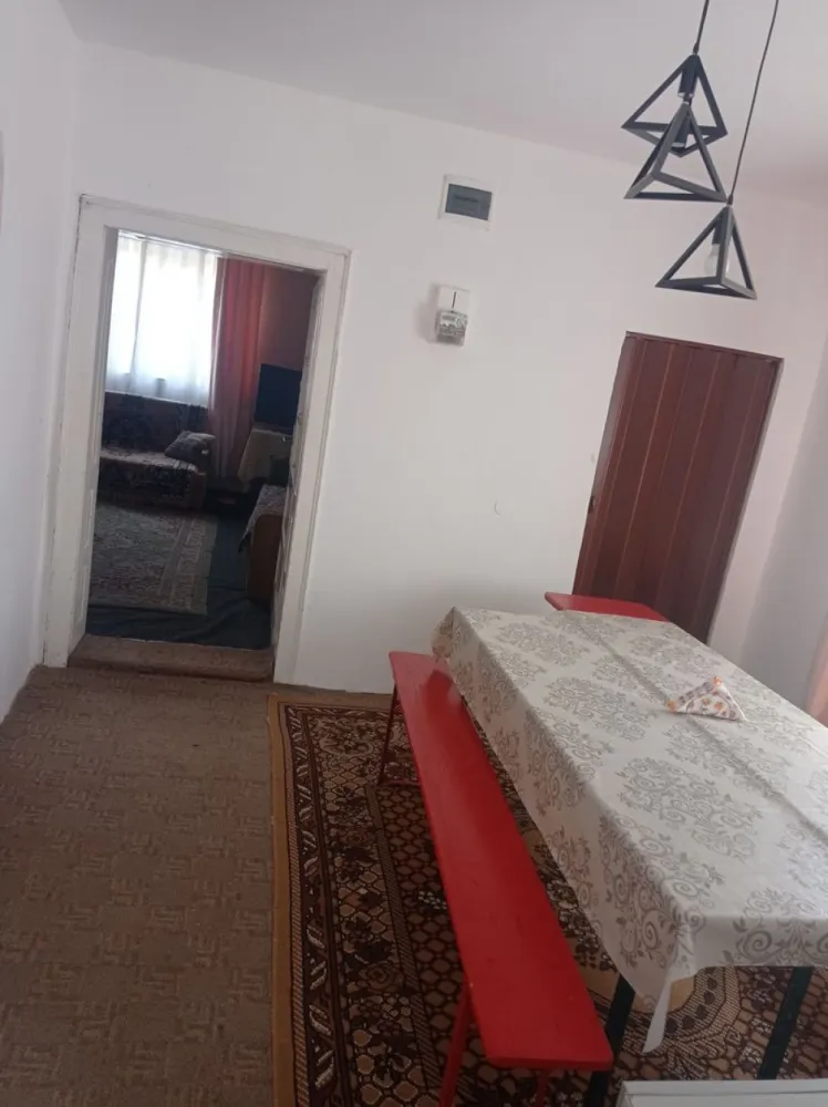De vânzare casă cu curte - De vânzare casă 3 camere, hol, bucătărie, beci plus anexe în Vetiș strada Principală.
Preț 69900 euro negociabil. 
Detalii la telefon 07******97