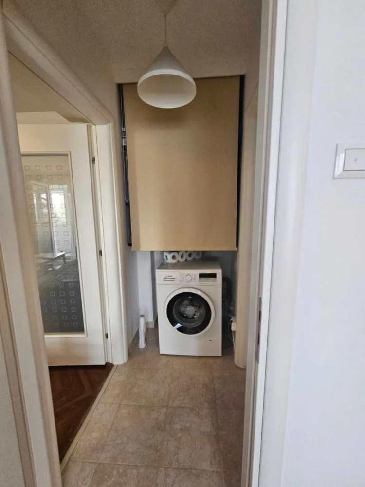 Apartament 2 camere, Et 3/4, Baba Novac, IOR, Proprietar - Proprietar, vand apartament 2 camere situat la etajul 3/4, intr-un bloc din caramida, intr-o zona linistita si verde din Gheoghe Petrascu, Sector 3.

Suprafata totala: 48,15 mp

Apartamentul se vinde mobilat partial, cu:
- Mobilier de bucatarie (cu electrocasnice: cuptor, plita, frigider)
- Mobilier baie
- Usa metalica

Dotari tehnice si confort:
- Apometre si repartitoare
- Balcon inchis si izolat
- 2 Aparate de aer conditionat
- Izolare temica exterioara

Constructie solida, foarte calduroasa iarna, datorita peretilor grosi din caramida.
Loc de parcare.

Pozitionare excelenta – totul aproape:
- 3 min de mers pe jos pana la Parcul IOR
- 7 min pana la Arena Nationala
- 12 min pana la Metrou Piata Muncii
- 10 min pana la Mall ParkLake

Zona este una dintre cele mai apreciate din Sector 3 – cu aer curat, multa verdeata si acces rapid la toate facilitatile.

Pret: 80.000 EUR – direct proprietar, fara comision.
Rog seriozitate. Nu doresc colaborare cu agentii imobiliare