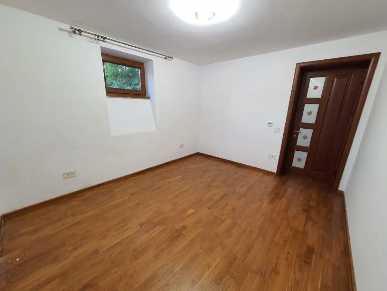 Închiriem ap in casa Cotroceni - Va propunem spre inchiriere un apartament in casa, având o suprafata de 120 mp, un parter şi demisol intr-o vila deosebita in una din cele mai linistite zone din Cotroceni, foarte aproape de Academia Militară, Parc Romniceanu, staţia de metrou Eroilor/ Academiei; Grădina Botanica, Palatul Cotroceni, Facultatea de Medicina şi diverse centre comercialeâ€Ś Casa e renovată recent la cele mai înalte standarde! Are vitralii, parchet masiv, marmură şi elemente de cea mai bună calitate! 
 Confortul este asigurat atat de suprafetele generoase, de ferestrele mari si luminoase cât şi de curtea verde aferentă.
Apartament pretabil atât pentru locuit cât si pentru spatii de birouri.