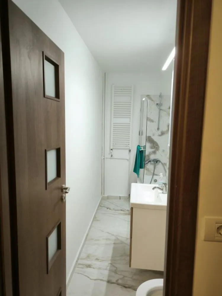 BRASADAS închiriază garsoniera tip Studio Mall Vitan. - Agenția imobiliara BRASADAS închiriază studio, etaj 2 din 8.

Blocul a fost anvelopat impreuna cu lifturile in 2023.
Locuinta este decomandata si se desfasoara pe o suprafata de 41 mp utili astfel:
-Hol intrare
-Baie
-Bucatarie
-Camera 
-Balcon inchis

S-a renovat in totalitate (2024) - a doua inchiriere.
Facilitati: aer conditionat pozitionat pe hol, masina de spalat achizitionata in iulie 2024, frigider achizitionat in iulie 2024, aragaz, obiecte sanitare de calitate, TV achizitionat in iulie 2024.