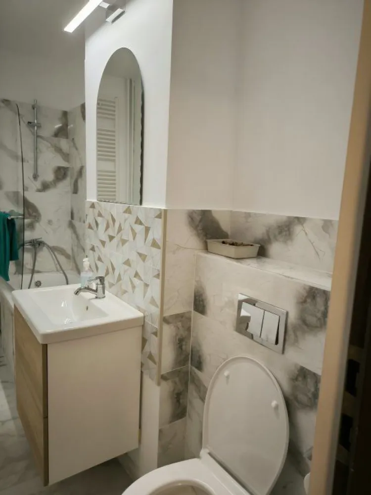 BRASADAS închiriază garsoniera tip Studio Mall Vitan. - Agenția imobiliara BRASADAS închiriază studio, etaj 2 din 8.

Blocul a fost anvelopat impreuna cu lifturile in 2023.
Locuinta este decomandata si se desfasoara pe o suprafata de 41 mp utili astfel:
-Hol intrare
-Baie
-Bucatarie
-Camera 
-Balcon inchis

S-a renovat in totalitate (2024) - a doua inchiriere.
Facilitati: aer conditionat pozitionat pe hol, masina de spalat achizitionata in iulie 2024, frigider achizitionat in iulie 2024, aragaz, obiecte sanitare de calitate, TV achizitionat in iulie 2024.