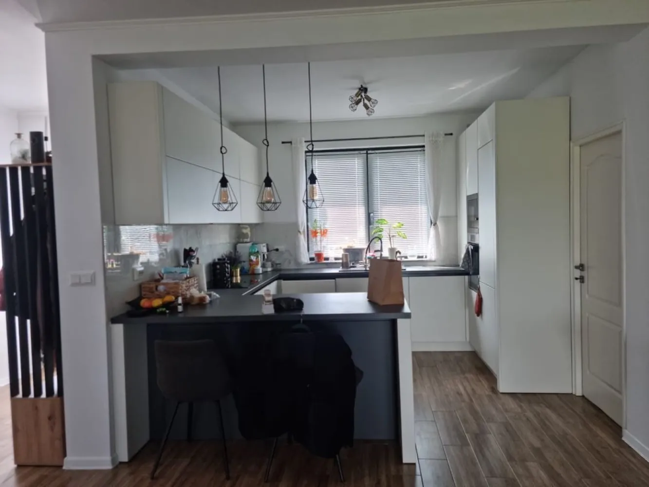BRASADAS vinde casa NOUA zona Lucian Blaga - Agenția imobiliara BRASADAS vinde casa construita in 2024 in zona Lucian Blaga cu 3 dormitoare ( 2 mobilate 1 cu dressing) si 2 băi ( o baie semifinisată)
Suprafata utila 118mp si teren aferent 5 ari.