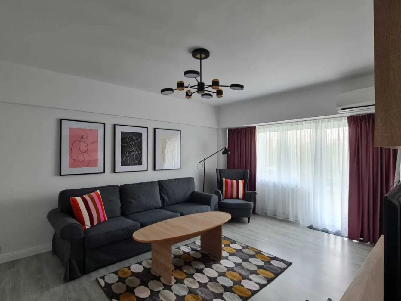 PROPRIETAR ofer spre închiriere ap 2 camere decomandat cf 1, bd UNIRII - UNICAT. apartament 2 camere decomandat, bdul Unirii fântâni, la 200 m de Palatul Parlamentului. vedere pe fata. apartamentul este situat la etajul 6/7 si este renovat si dotat complet. extrem de curat + electrocasnice absolut noi, la prima utilizare. 
scara este foarte curata si vecini de buna calitate.
Doresc seriozitate mai presus de orice!
închiriere doar pe termen lung si minim 2 luni garanție.
in cazul nefericit in care se depășește termenul de plata a chiriei si respectiv întreținerii/utilităților cu 30 zile, automat se va rezilia contractul si se va executa garanția.
Lucrurile trebuie sa fie extrem de clare de la bun început, iar viitorii chiriași tb sa si înțeleagă foarte bine atat drepturile cat si obligațiile. electrocasnicele au garantie 5 ani, insa in caz de defectiuni este datoria chiriasului sa se ocupe de remediarea acestora. orice distrugere de orice fel al obiectelor din apartament vor fi remediate urgent de catre chiriasi.
chiriasii vor face contract separat pentru cablu tv/internet.
asa dupa cum noi am investit resurse si munca fizica pentru a aduce apartamentul la un standard ridicat, dorim ca si dvs sa respectati efortul nostru si relatia dintre proprietar vs chirias va fi una excelenta. 
EXCLUS INTERMEDIARI
EXCLUS SUBINCHIRIERE
EXCLUS VIDEOCHAT SAU ALTE PROSTII

Multumesc
