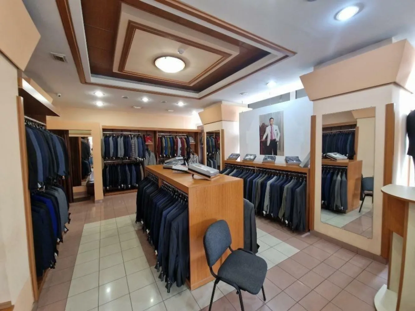 BRASADAS închiriază Sp Com STRADAL 192 mp OBOR Calea Mosilor - Agenția imobiliara BRASADAS închiriază spatiu comercial stradal 192 mp, zona Obor, Calea Mosilor. 

Vitrina generoasa si deschidere la bulevard, trafic auto si pietonal intens, amenajat cu dotari moderne, open space, plus spatiu de depozitare si parcare langa spatiu, totul independent.

Spatiul are acces prin spate pentru aprovizionare, centrala pe gaz, bransament 400 volti.

Pentru mai multe oferte accesați www.brasadas.com.