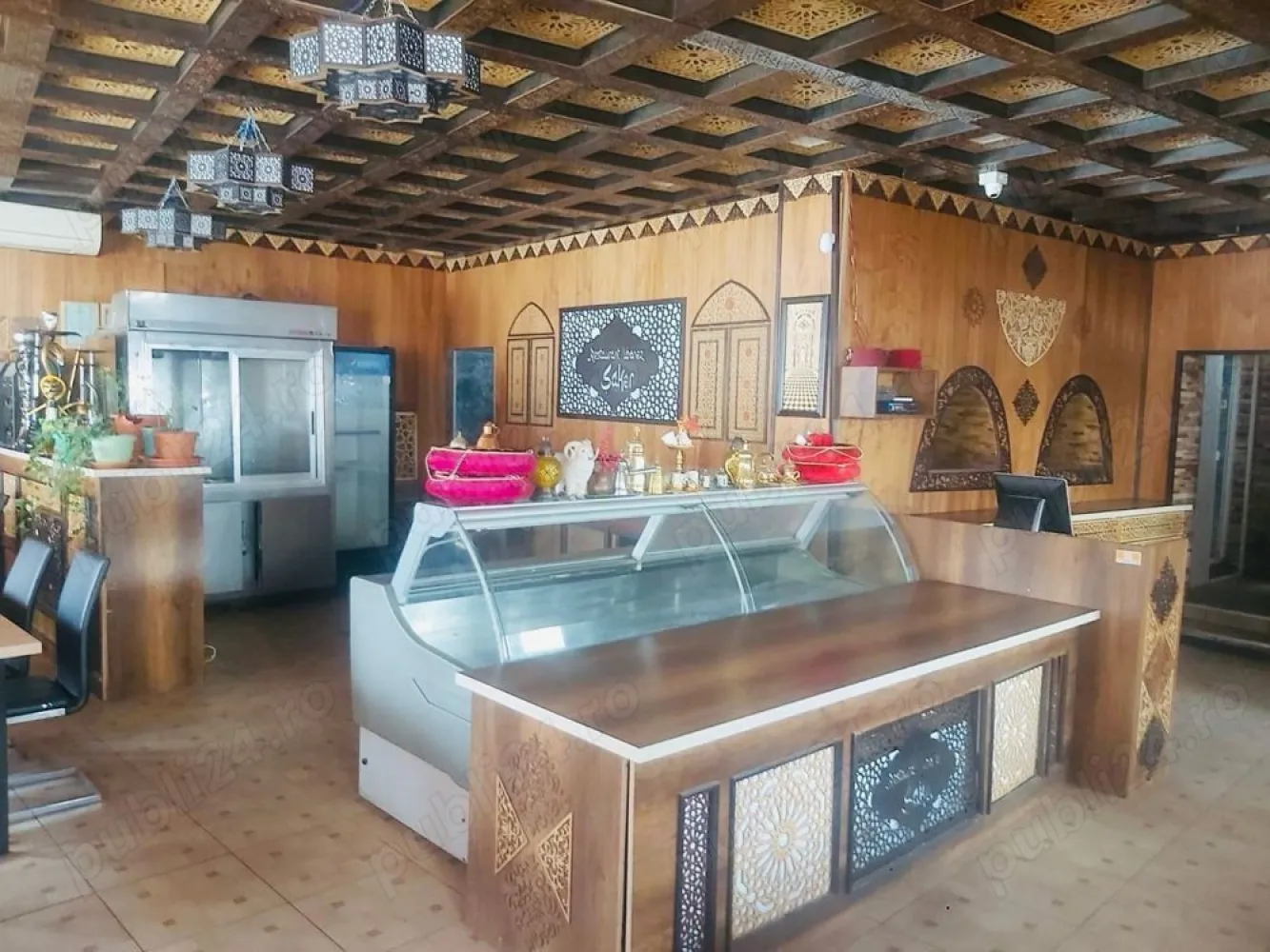 BRASADAS închiriază Sp Com 200mp fost restaurant Sect. 2 - Agenția imobiliara BRASADAS închiriază spatiu comercial in clădire proaspăt renovată, fost restaurant libanez, Sector 2, București.

Caracteristici:
 Suprafață totală: 200 mp, compartimentată astfel:

60 mp sală principală
40 mp curte-terasă cu acoperiș retractabil electric
30 mp bucătărie + grătar pe lemne cărbuni
40 mp subsol multifuncțional (inclusiv pentru o viitoare bucătărie)
30 mp spații tehnice, 2-3 toalete, depozite
 Dotări existente:

Frigidere, mese, scaune, grătar, cuptor, tăvi, vitrine
2 aparate de aer condiționat
Mașină de tocat, friteuze, espressor, mașină de făcut humus
2 hote
2 aragaze
2 chiuvete profesionale (cu posibilitate instalare a inca 2)
Lampi caldura terasa radiatoare si incalzitor terasa
Centrala termica noua 
Boiler 180L pe gaz nou
Decor în stil oriental
 Capacitate: 50 locuri la mese

 Extindere opțională:
Posibilitate de amenajare a unei grădini de vară de 100 mp.

 Istoric și profitabilitate:
Timp de 6 ani, spațiul a găzduit un restaurant cu specific oriental, cu profituri de peste 120.000 euro an (CUI 36848754). A fost închis recent (repatrierea fostului proprietar).

 Chirie lunară: 4500 euro (facturabil, negociabil, fără grădina de vară inclusa)

Garantie: 2 luni
Perioadă de grație: 2 luni
 Anunț direct de la proprietar sunt deschis colaborării cu agenții, oferind până la 30% din prima chirie.

Pentru mai multe detalii sau vizionări, nu ezitați să mă contactați!