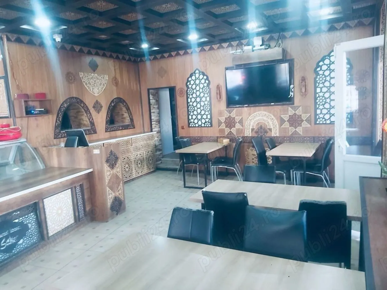 BRASADAS închiriază Sp Com 200mp fost restaurant Sect. 2 - Agenția imobiliara BRASADAS închiriază spatiu comercial in clădire proaspăt renovată, fost restaurant libanez, Sector 2, București.

Caracteristici:
 Suprafață totală: 200 mp, compartimentată astfel:

60 mp sală principală
40 mp curte-terasă cu acoperiș retractabil electric
30 mp bucătărie + grătar pe lemne cărbuni
40 mp subsol multifuncțional (inclusiv pentru o viitoare bucătărie)
30 mp spații tehnice, 2-3 toalete, depozite
 Dotări existente:

Frigidere, mese, scaune, grătar, cuptor, tăvi, vitrine
2 aparate de aer condiționat
Mașină de tocat, friteuze, espressor, mașină de făcut humus
2 hote
2 aragaze
2 chiuvete profesionale (cu posibilitate instalare a inca 2)
Lampi caldura terasa radiatoare si incalzitor terasa
Centrala termica noua 
Boiler 180L pe gaz nou
Decor în stil oriental
 Capacitate: 50 locuri la mese

 Extindere opțională:
Posibilitate de amenajare a unei grădini de vară de 100 mp.

 Istoric și profitabilitate:
Timp de 6 ani, spațiul a găzduit un restaurant cu specific oriental, cu profituri de peste 120.000 euro an (CUI 36848754). A fost închis recent (repatrierea fostului proprietar).

 Chirie lunară: 4500 euro (facturabil, negociabil, fără grădina de vară inclusa)

Garantie: 2 luni
Perioadă de grație: 2 luni
 Anunț direct de la proprietar sunt deschis colaborării cu agenții, oferind până la 30% din prima chirie.

Pentru mai multe detalii sau vizionări, nu ezitați să mă contactați!