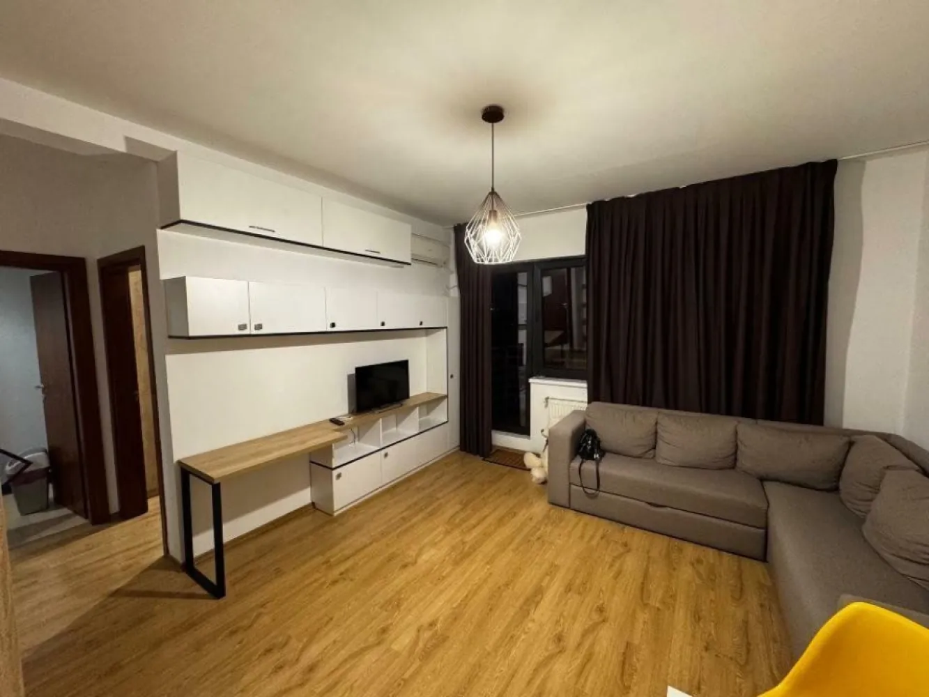 Proprietar - Vand apartament 2 camere mobilat la 5 minute de metrou Jiului - Vand apartament 2 camere, utilat si mobilat complet.
Apartamentul este situat la 5 minute de mers pe jos de metrou Jiului si are urmatoarele caracteristici:
- Centrala proprie noua
- Este situat la etajul 3/3
- 2 aparate de aer conditionat performante
- balcon 2 mp deschis
- bucataria se vinde cu tot cu electrocasnice (cuptor, plita, frigider cu combina si masina de spalat rufe)
- exista foarte multe spatii de depozitare situate in: hol, living, dormitor
- plase de tantari la toate geamurile
- canapeaua din living este extensibilia
- apartamentul are geamuri termopan
- usa metalica la intrare
- bloc construit in 2014

Pentru orice fel de detalii va rog sa ma contactati! 
Fara agentii imobiliare, caut si ofer maxima seriozitate!