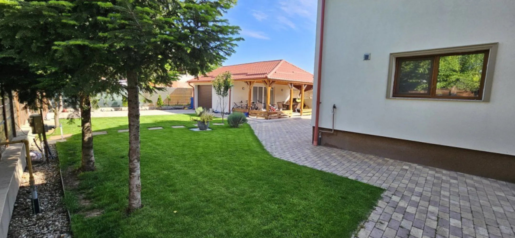 Casă Snagov - Casă superbă în Sat Snagov, suprafața utila de 224 mp, deschidere la drum asfaltat 34 ml, curte complet amenajată cu sistem irigații automatizat și vegetație adultă, porți cu telecomanda, garaj de 35mp cu terasă adiacenta de 23 și grup sanitar. 
La parter găsim o bucătărie generoasă, un living, 2 dormitoare și o baie.
La etaj avem 3 dormitoare spațioase, o baie, un living mare și două balcoane.
Toate utilitățile(gaz, curent, apă + canal) inclusiv apă puț pentru irigații, locație liniștită dar foarte bine servită. 
Se vinde complet utilată și mobilată.
Totul este nou, mobilat pe măsură. 
Vă așteptăm la vizionare!