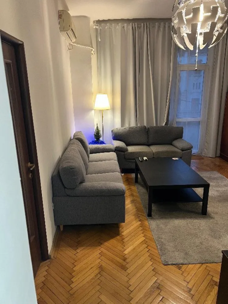 Apartament 3 camere Gradina Icoanei - Se ofera spre vanzare acest apartament, construit in perioada interbelica de arhitectul Marcel Maller, in anul 1939.
Pozitionarea este excelenta, la doar 8-9 minute distanta de mers pe jos de Metrou Universitate sau Blocul Scala - Bd. Magheru, 5 minute de Gradina Icoanei, Parcul Ioanid si Teatrul Bulandra, 4 minute de Piata Gemeni si Mega Image Concept.
Vederea spre exterior este superba, asupra intregii intersectii, unde regasiti cladiri de patrimoniu deosebite.
La iesirea din bloc sunt amplasate 2 statii STB - 16, 605 pe o latura si 311 pe alta latura.

Apartamentul are 3 camere, este decomandat, spatios (85 mp utili), dispune de 2 balcoane, o camera de serviciu (in apartament) si centrala proprie noua, precum si de o boxa proprie la subsol.
Extrem de versatil, aranajamentul interior este circular, pentru unele spatii existand posibilitate de reconversie din punct de vedere utilitate.
Sunt disponibile multe spatii destinate depozitarii, altele putand fi reconfigurate.

Toate actele sunt in regula si la zi, exista un singur proprietar, persoana fizica.
Imobilul este incadrat RS2, se poate asigura si poate fi inchiriat in regim legal atat pe termen lung cat si pe termen scurt sau in sistem Airbnb.
Blocul a fost consolidat la inceputul anilor '80 de catre Institutul Proiect Bucuresti, arhiva institutului fiind detinuta acum de Primaria Generala Bucuresti. Lucrarile de consolidare sunt vizibile atat la exteriorul blocului, in interiorul apartamentelor, dar si in subsol.

Va stau la dispozitie telefonic pentru detalii si astept la vizionari. Oferta este deschisa si catre agentii imobiliare sau agenti independenti.