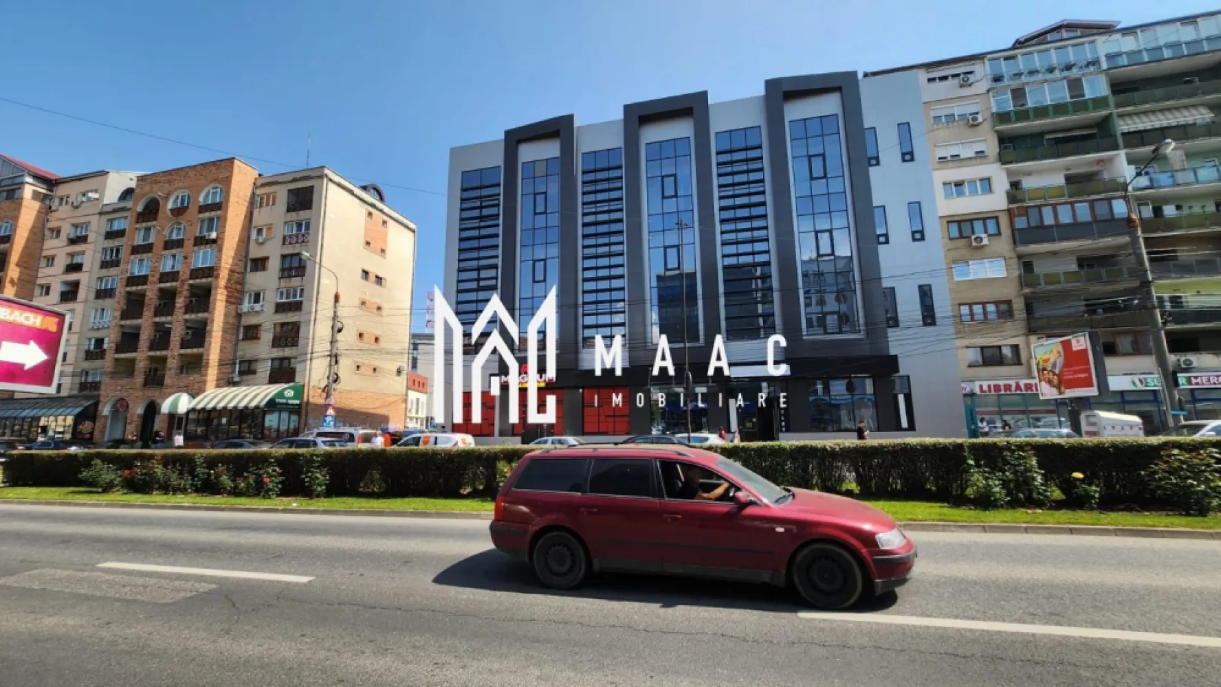 Spații de birouri clasa A+ | Bulevardul Mihai Viteazu - Spații de birouri clasa A+ disponibile spre închiriere – Bulevardul Mihai Viteazu, Sibiu În inima uneia dintre cele mai dinamice și accesibile zone ale Sibiului – pe Bulevardul Mihai Viteazu, vis-a-vis de Hyperclinica MedLife – sunt disponibile spre închiriere spații office premium, ideale pentru companii care își doresc vizibilitate, conectivitate și prestigiu. Proprietatea beneficiază deja de chiriași stabili la parter și demisol, iar cele trei etaje superioare (aproximativ 900 mp utili) sunt disponibile integral sau parțial (închirieri pe etaj), oferind flexibilitate totală în funcție de nevoile chiriașului. ✔️ Suprafață totală: ~900 mp utili, distribuiți pe 3 etaje ✔️ Disponibilitate: se poate închiria un singur etaj, două sau întregul spațiu ✔️ Livrare la standarde A+, cu finisaje și compartimentări personalizate la cerere ✔️ Acces facil: clădirea este excelent conectată la transportul public și dispune de multiple facilități în imediata apropiere ✔️ Vecinătăți de prestigiu: Plaza 35, Centrul de Afaceri Sibiu, sedii bancare, clinici, restaurante și servicii diverse Zona este deja consacrată ca pol de business în Sibiu, fiind preferată de companii din domeniile financiar, IT, medical, consultanță și servicii specializate. Poziționarea excelentă asigură o imagine profesională și acces facil pentru angajați și clienți. 💼 Ideal pentru: firme de IT, call center, consultanță, servicii medicale, educație privată, arhitectură, coworking etc. 📌 Prețul este negociabil, în funcție de suprafața închiriată și durata contractului. Proprietatea se livrează cu toate dotările necesare pentru funcționare imediată, la cele mai înalte standarde. }}