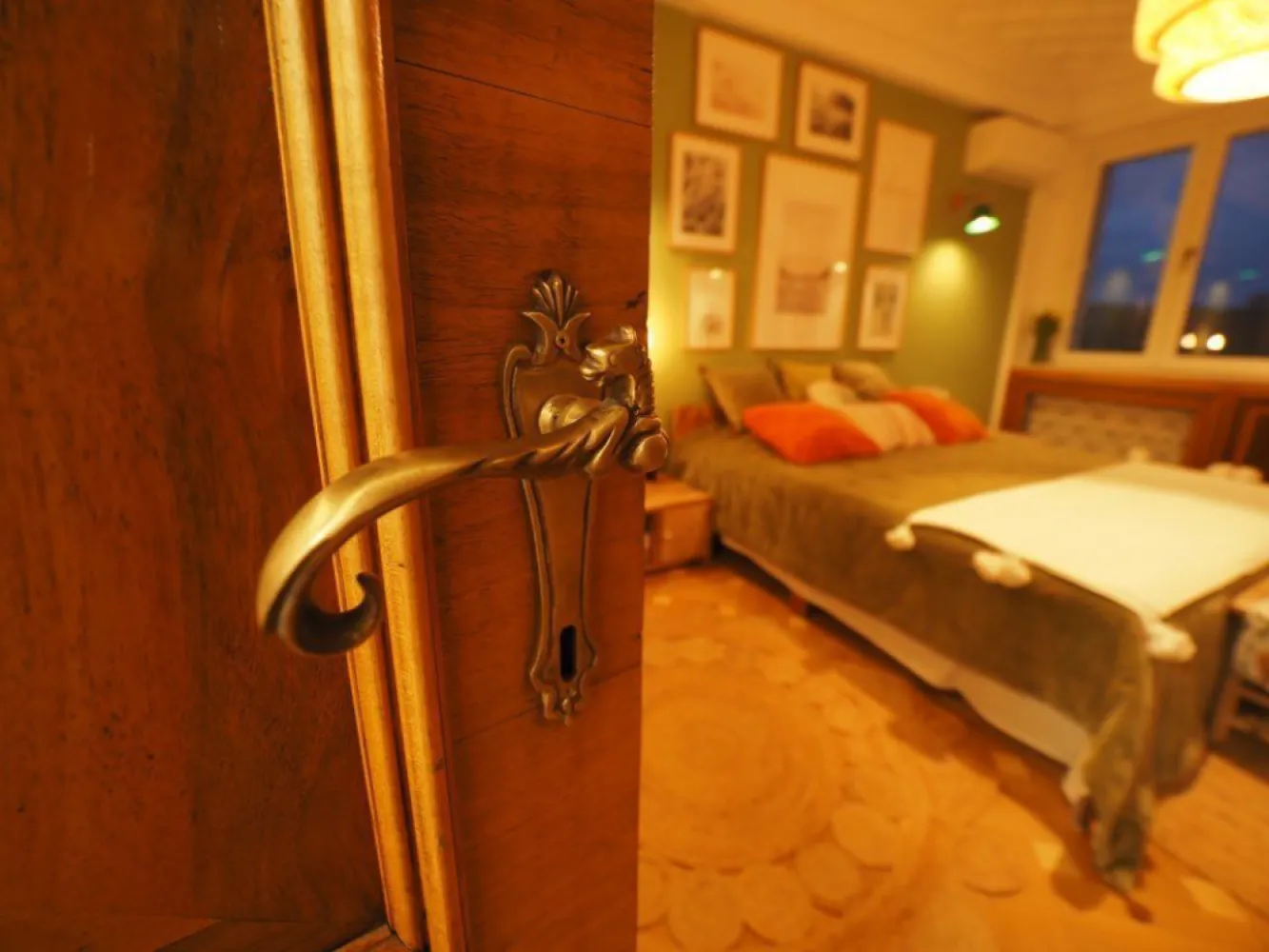 Proprietate unică la Universitate, KM 0, @ Frida Kahlo - Apartament foarte spațios, situat în cea mai centrală și boemă zonă a Bucureștiului, vă invită să-l numiți acasă! 

Este renovat în totalitate, au fost păstrate cu multă dragoste și restaurate de meșteri iscusiți toate elementele originale care îi formează personalitatea (tavanele art deco, mozaicul, parchetul, ușile și feroneria). 

Este un apartament parțial mobilat, care evocă povești colorate despre Frida Kahlo și viața ei artistică. Este un apartament ca o vacanță în locuri exotice, unde culoarea și ritmul te fac să nu mai vrei să pleci niciodată. 

Se vinde exact așa cum apare în imagini, electrocasnicele sunt toate noi și de cea mai bună calitate. Apartamentul este decomandat, are 3 dormitoare mari și 3 băi superbe, o bucătărie spațioasă, un living imens și foarte multe spații de depozitare, dar și o boxa tot pentru depozitare. Instalația electrică este nouă, la fel și toate aparatele de aer condiționat (Daikin).
Toate cele 3 dormitoare au o vedere excepțională către Teatrul Național, Spitalul Colțea, Piața Universității și Hotelul Intercontinental. Proprietatea are centrală proprie. Clădirea este foarte îngrijită, are 2 lifturi iar la Teatrul Național ajungi în câteva secunde, o dată ce ai ieșit din scara blocului. 

Se pretează și pentru airbnb sau ca investiție, dar ar fi păcat să nu ofere o viață de vis unei singure familii care și-ar dori să locuiască în el. 

Clădirea a fost expertizată pentru riscul de cutremur și a fost încadrată în U3, din cauza vechimii. În această categorie intră clădirile care pot suferi avarii minore în cazul unui seism. Astfel, poate cădea tencuiala, pot apărea fisuri și crăpături în pereți, fără ca viața locatarilor să fie pusă în pericol. Fără bulină, se asigură, se acordă credit. 

Nu doresc să colaborez cu agențiile imobiliare. Prefer să fiu contactată prin mesageria site-ului.