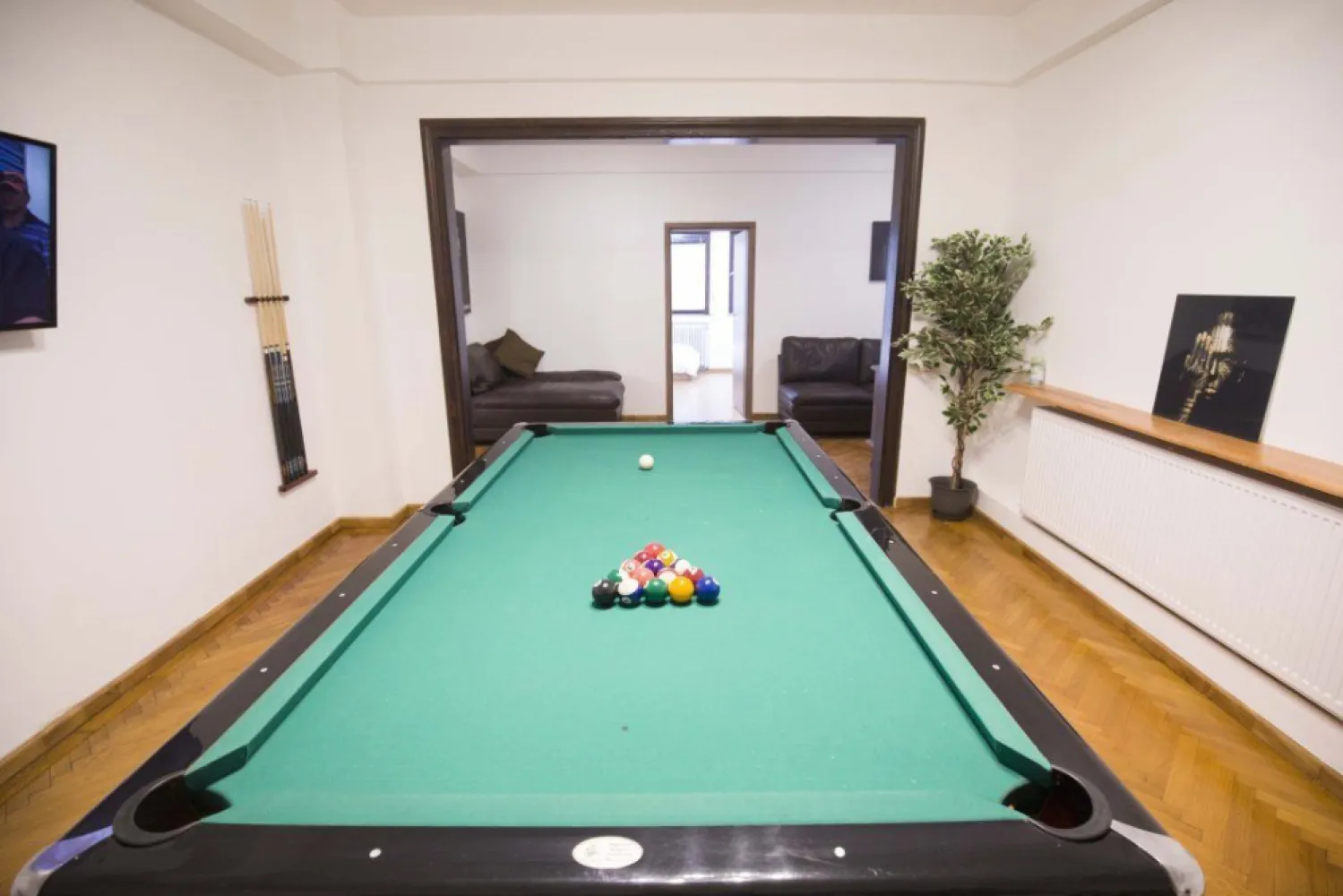 De vanzare Apartament cu 4 camere si dependite- Ultra central- strada sepcari 9 - De vanzare Apartament cu 3 camere si dependite- zona central 
apartament e renovat recent si in stare bun