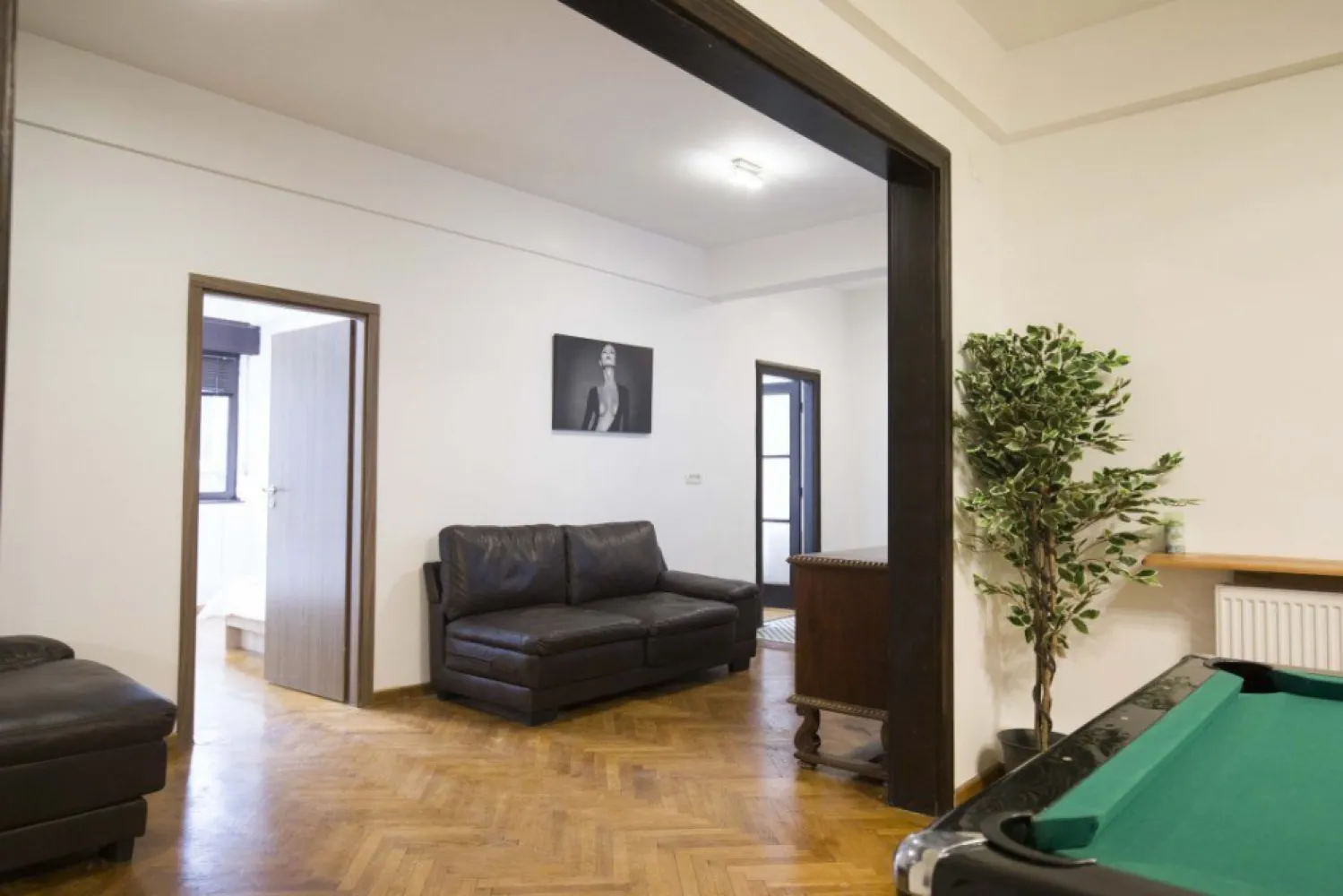 De vanzare Apartament cu 4 camere si dependite- Ultra central- strada sepcari 9 - De vanzare Apartament cu 3 camere si dependite- zona central 
apartament e renovat recent si in stare bun