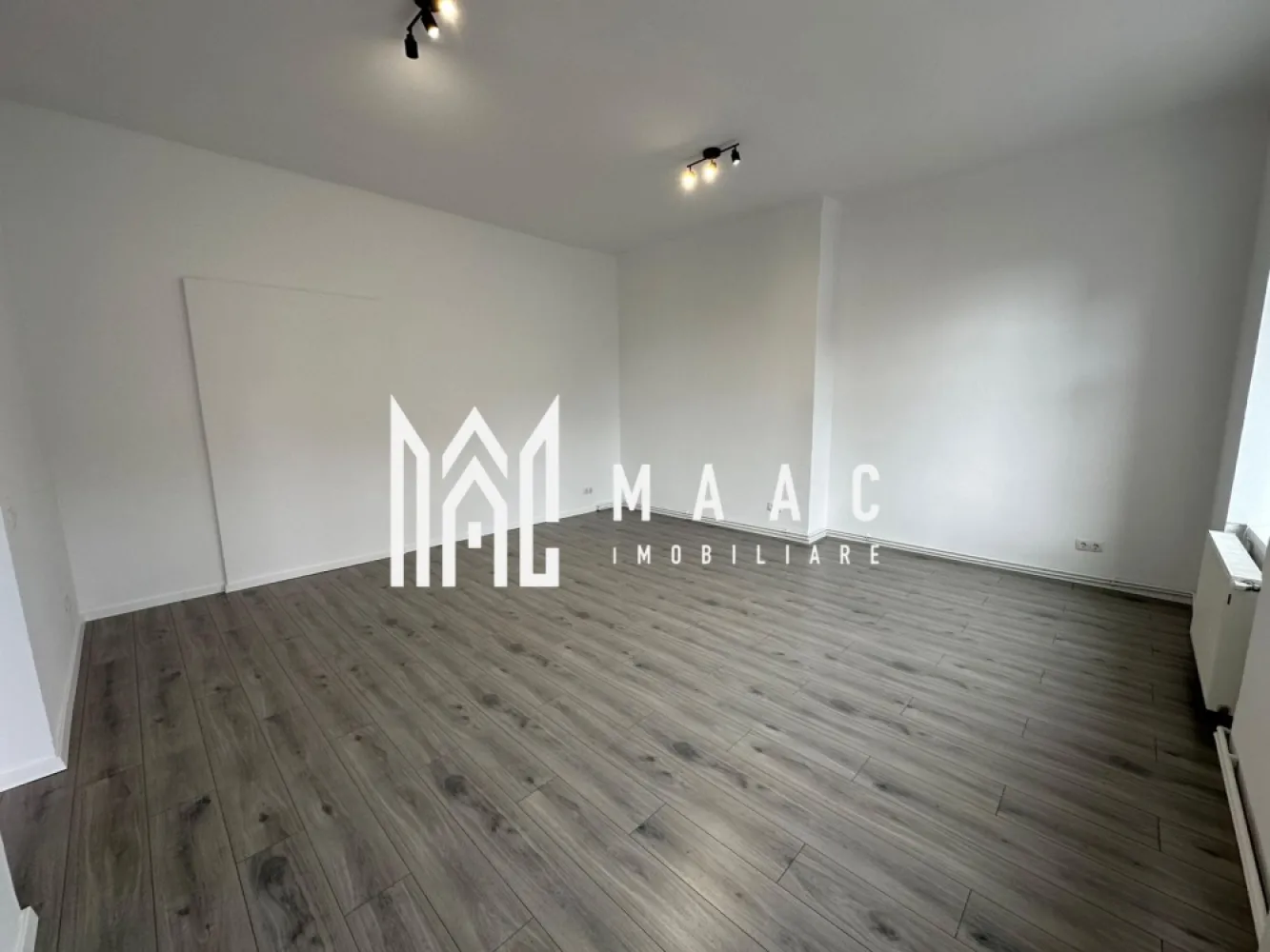 Spatiu birouri I 94mp I Renovat I Central - Calea Dumbravii - MAAC Imobiliare ofera spre inchiriere spatiu amplasat in zona Centrala - Calea Dumbravii. Pretabil pentru activitati de birou (agentie, cabinete, outlet, show-room, etc..). Proprietatea se afla la parterul unei cladiri cu vizibilitate, vad pietonal si trafic auto intens, cu regim de inaltime P+1+M. Front stradal de 20m. Fatada cladirii a fost renovata. Configuratie - 4 camere spatioase si luminoase, 1 camera tehnica, 1 grup sanitar si hol. Spatiul detine centrala proprie si calorifere. Grupul sanitar are geam pentru aerisire. Parcare se gaseste in apropiere. Disponibilitate imediata. Se percepe o chirie in avans si garantie in cuantumul unei chirii lunare. Se inchiriaza pe termen lung. Pentru mai multe detalii va rugam specificati: CP2570630 }}