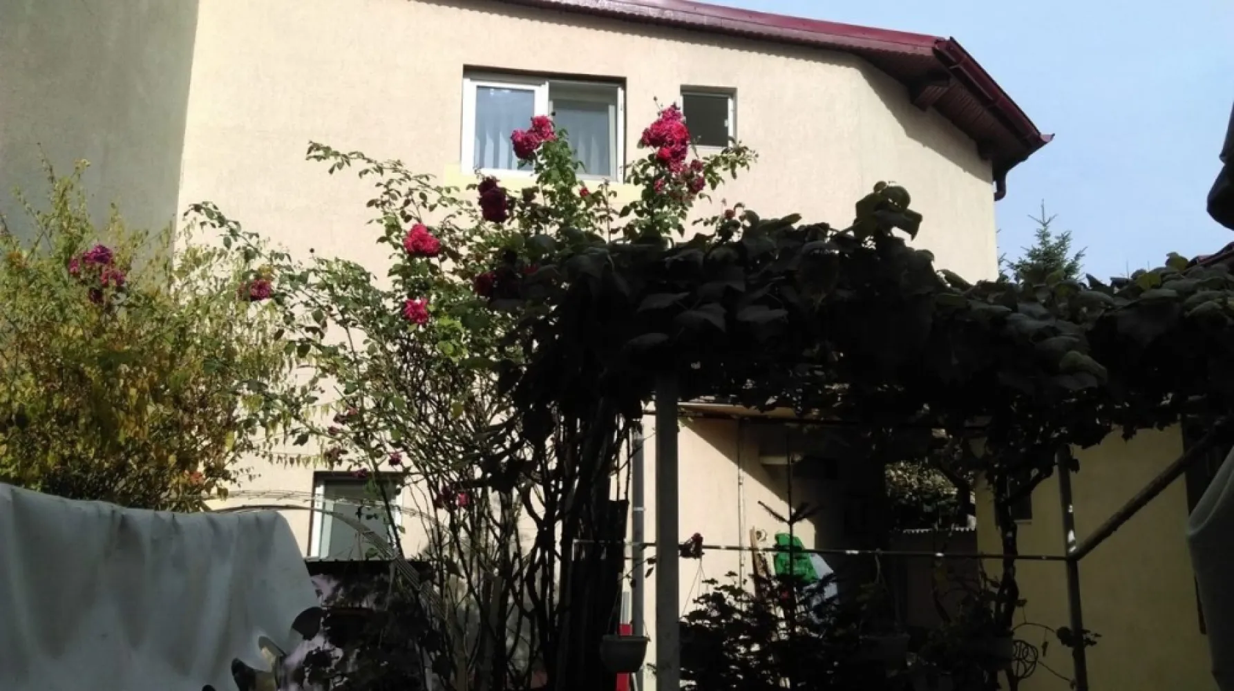 Mihai Bravu, Vitan - vand casa- vila sau accept schimb + diferenta in zona Prahova (Brasov). Imobilul este compus din doua corpuri de casa cu etaj, mansarda.

Suprafata utila de 290 mp, respectiv 142-147 mp, teren 306 mp din care 168 mp ocupati. Negociabil,
